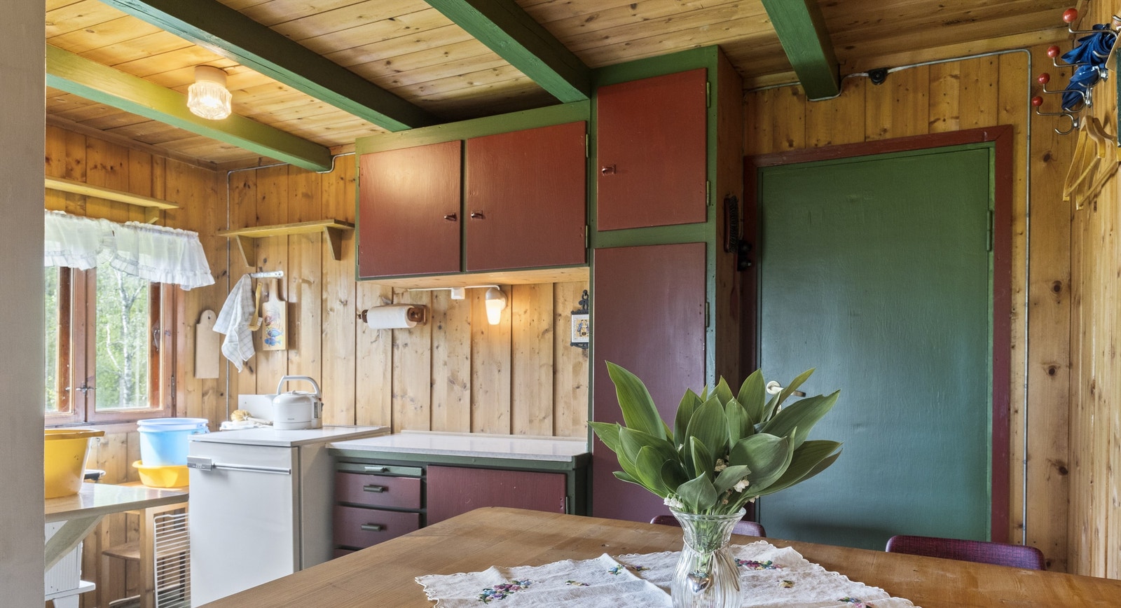 Plassbygget kjøkkeninnredning med over- og underskap samt høyskap i farget utførelse Galleribilde