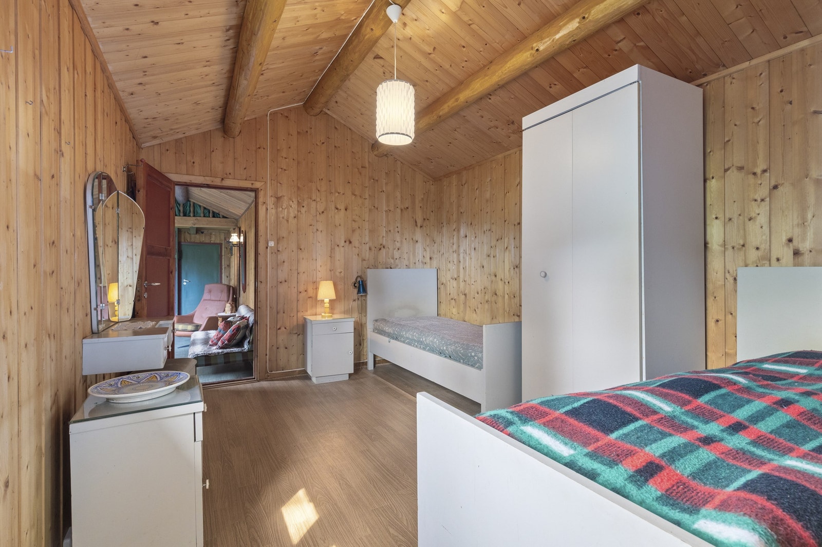 Soverom 2 med garderobeskap Galleribilde