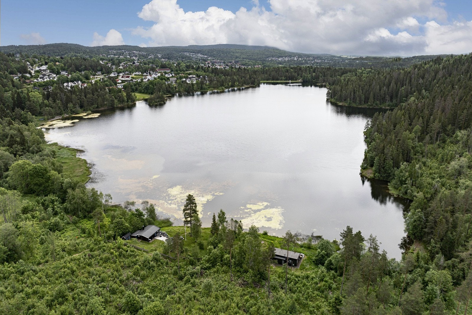 Stordammen har blant annet badeplasser, stupetårn, toalett og opparbeidede turveier Galleribilde