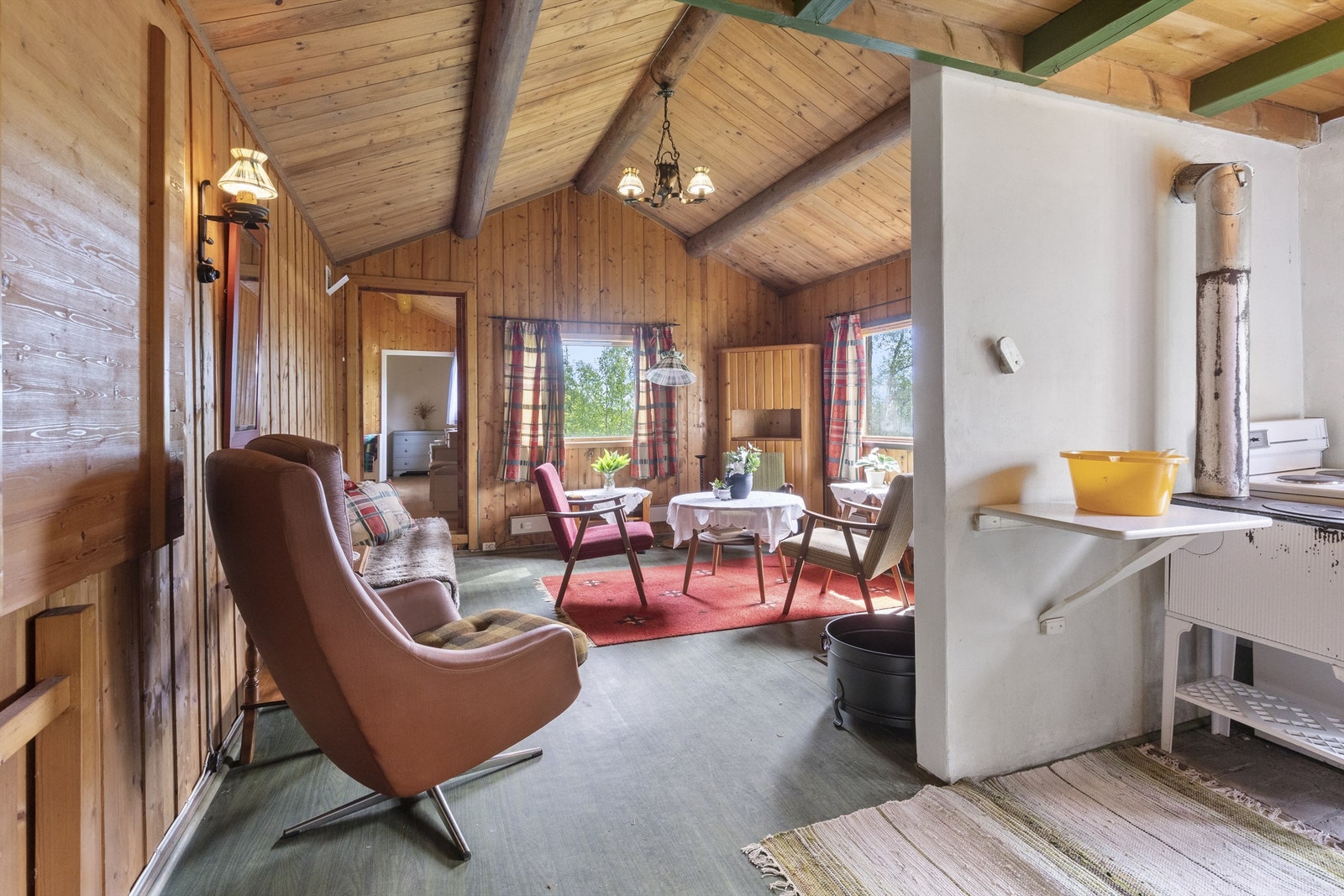 Delvis åpen løsning mellom stue og kjøkken Galleribilde