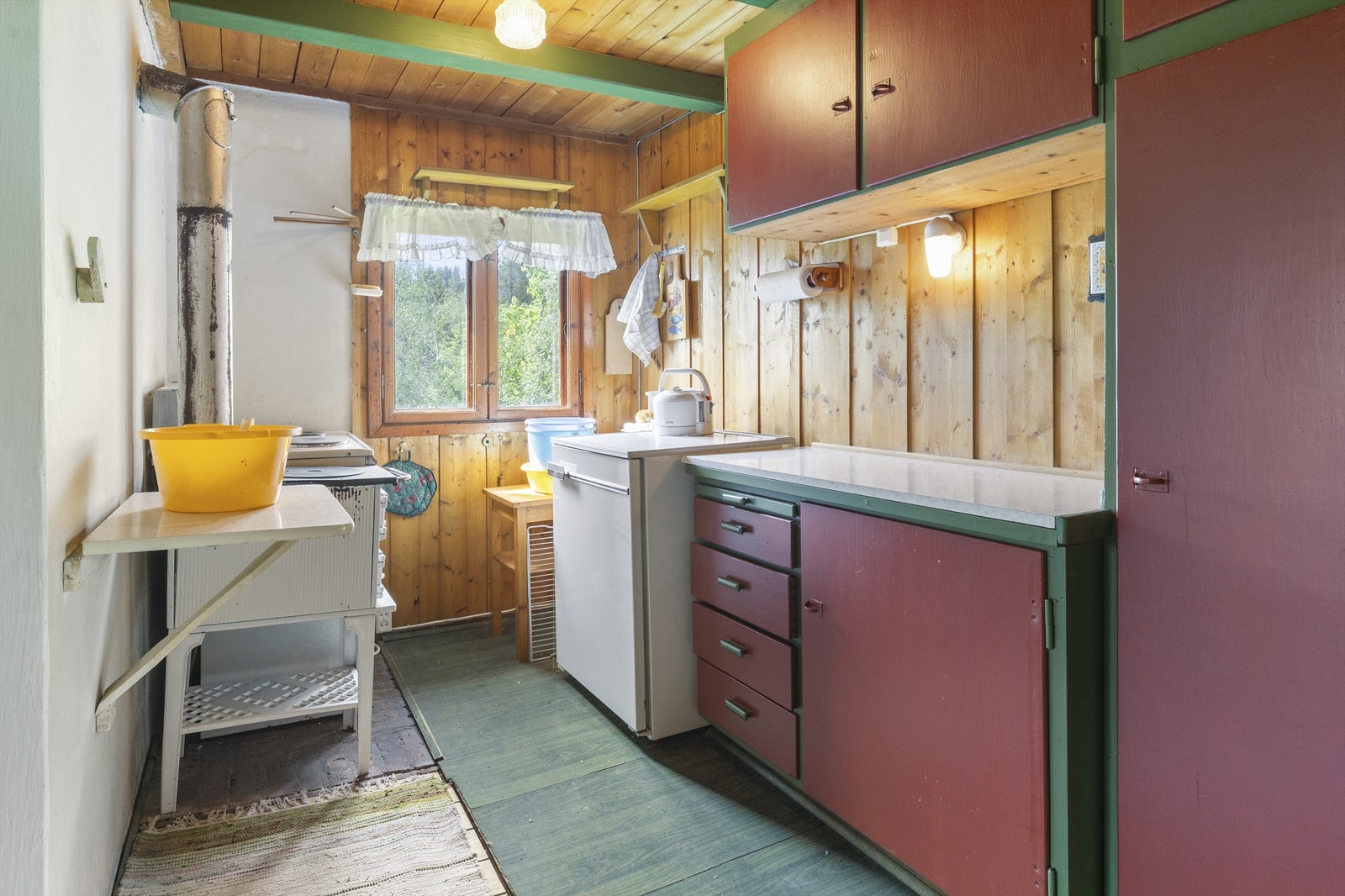 Kjøkken med frittstående vedovn Galleribilde