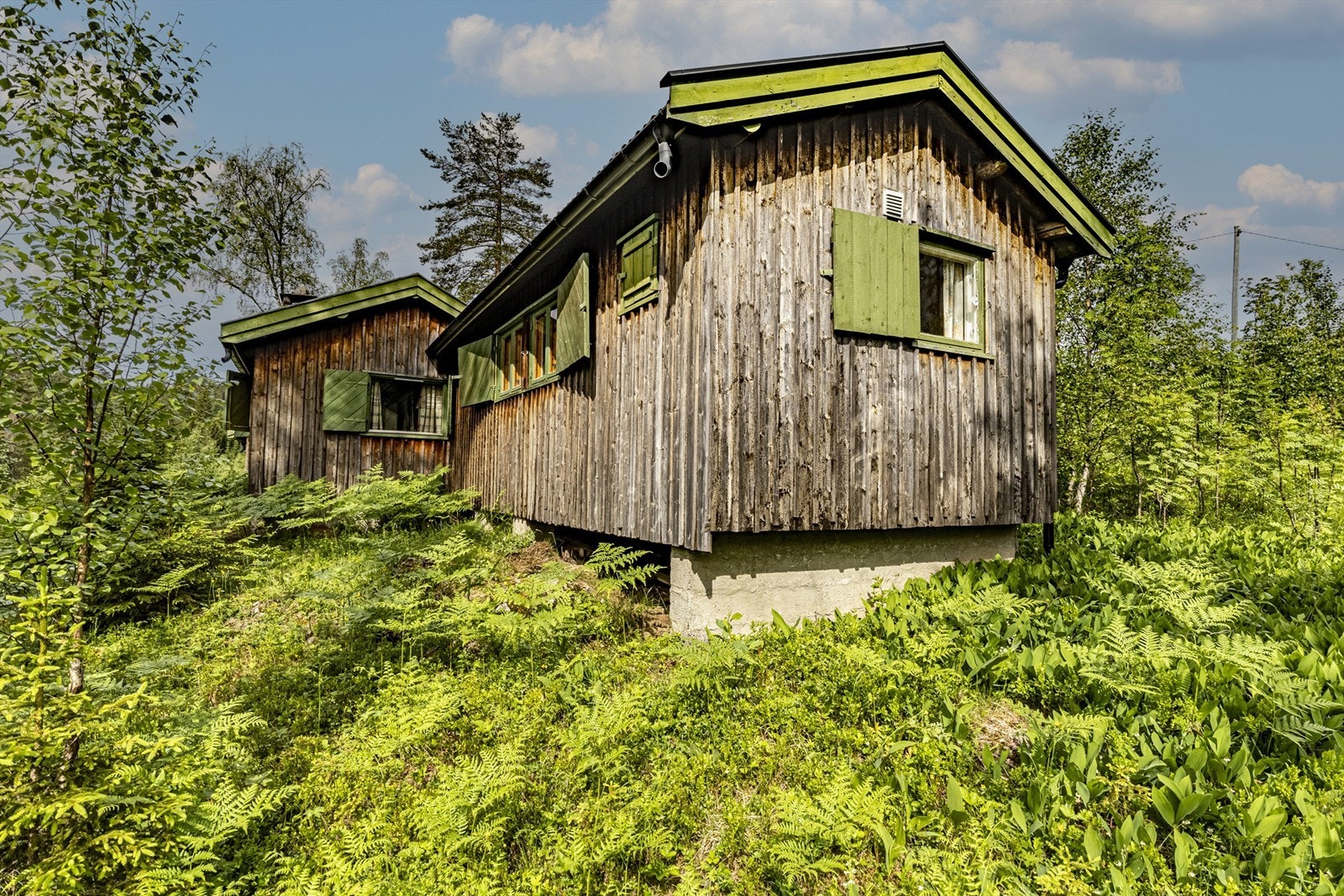 Hytta har en frittstående bod/utedo Galleribilde