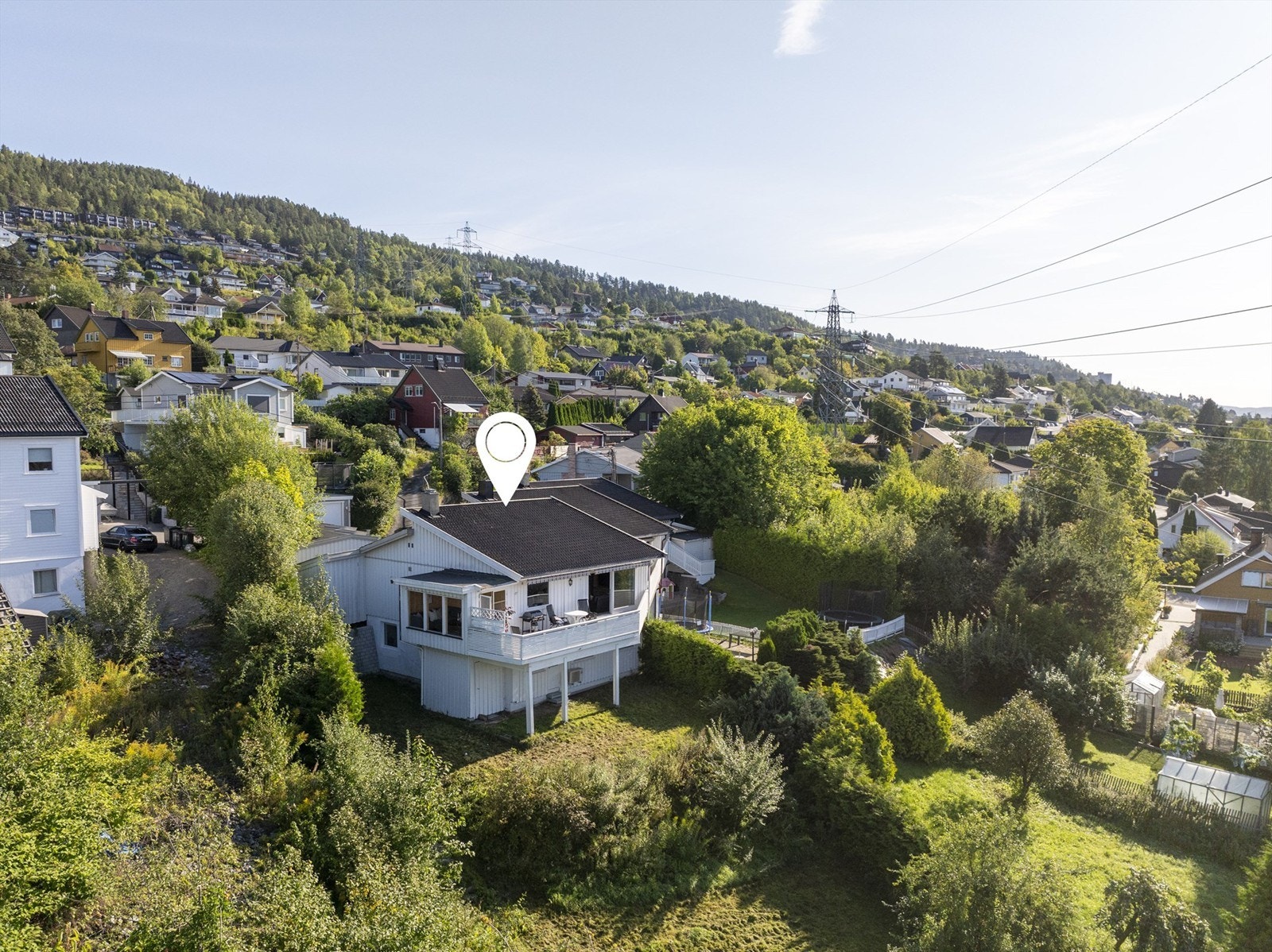 Lyst og pent hus over 2 etasjer Galleribilde