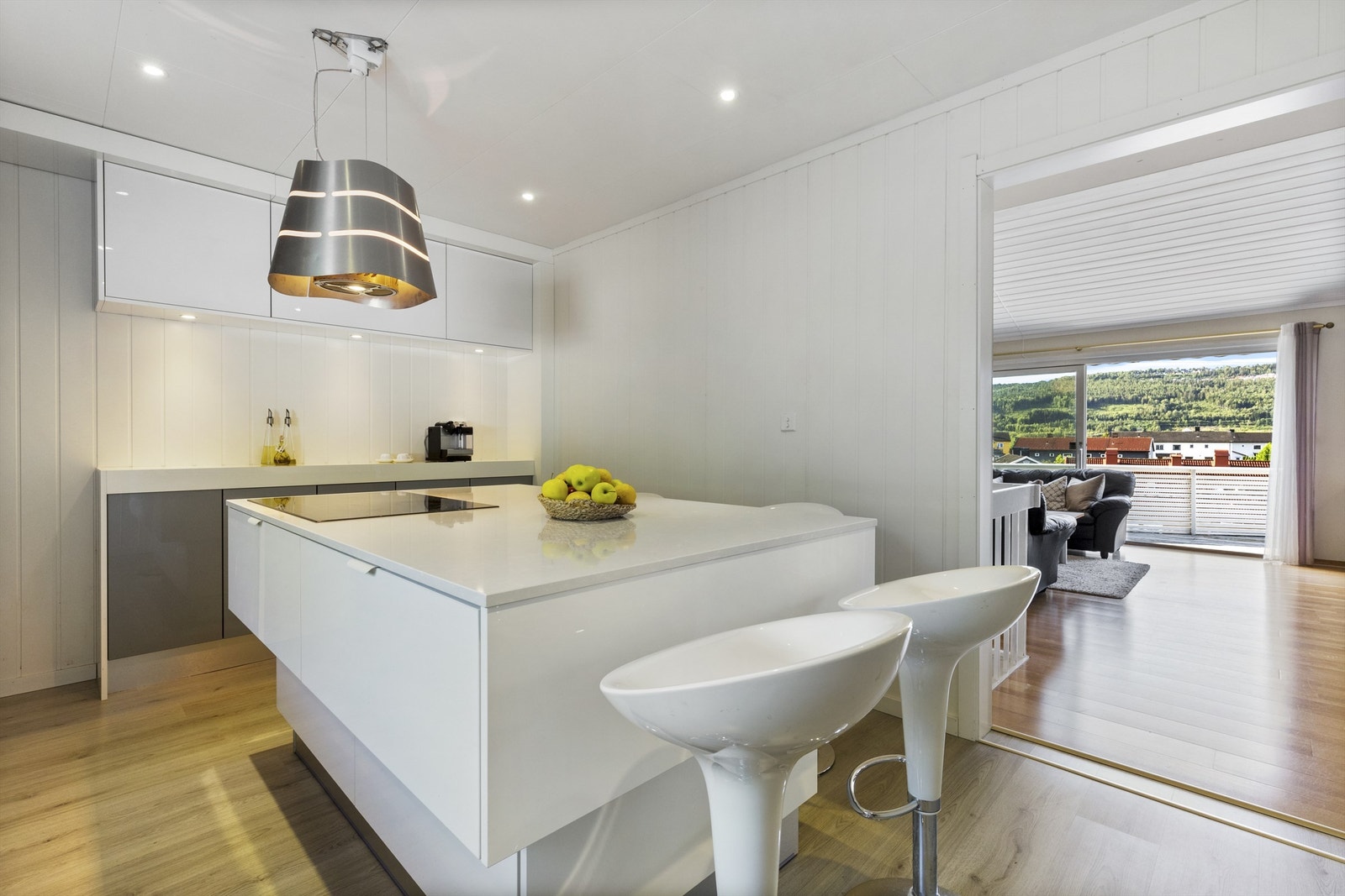 Huset har en familievennlig planløsning, med alle hovedfunksjoner i øvre etasje. Stor stue, og tilliggende lekkert kjøkken. Boligen er innredet med 4 soverom og 2 bad. Galleribilde