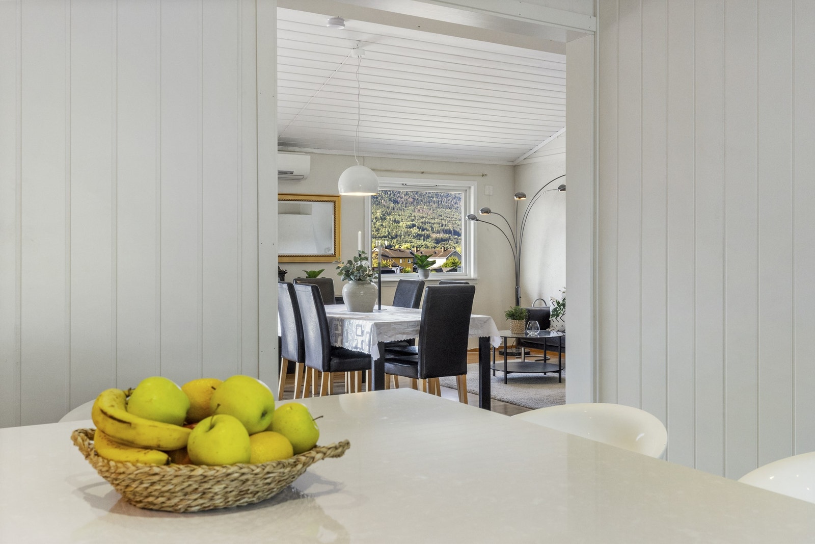 Det er delvis åpen løsning mellom stuen og kjøkkenet Galleribilde