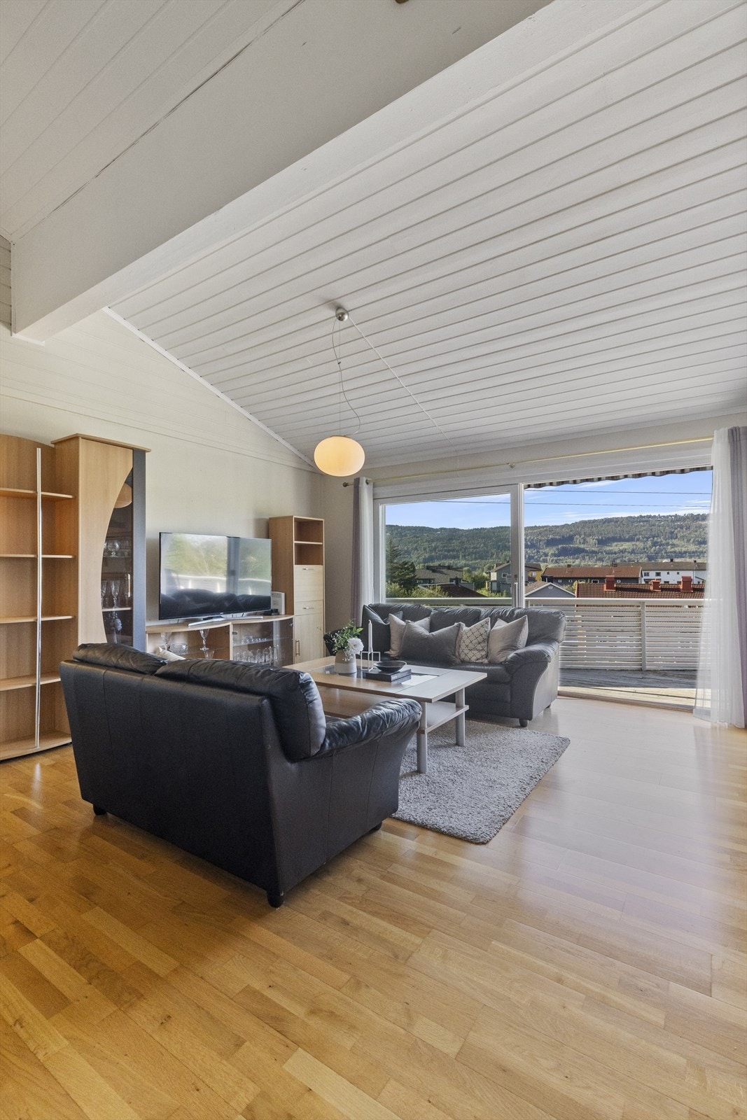 Rommet har høy takhøyde (opptil 4,16 m). Godt lys i stuen og utgang til stor terrasse med flott utsikt. Galleribilde