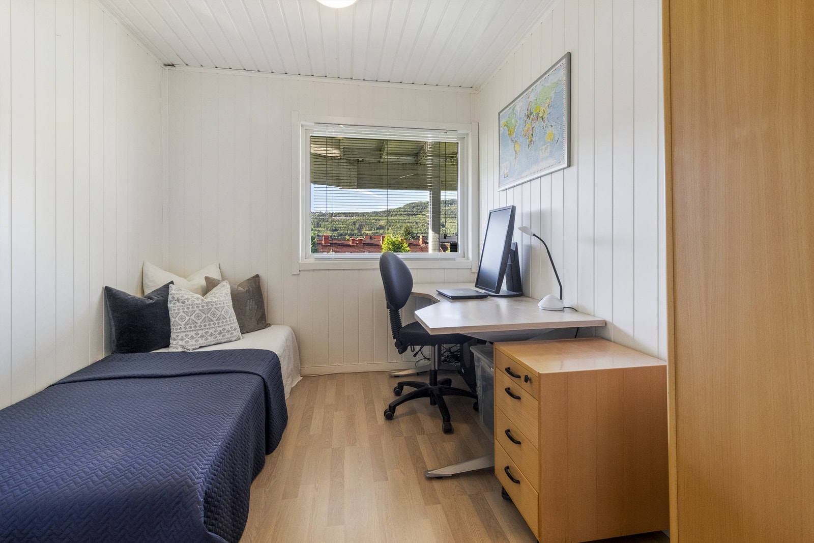 Soverom 2 med laminat på gulv, panelplater på vegger og malt panel i himling Galleribilde