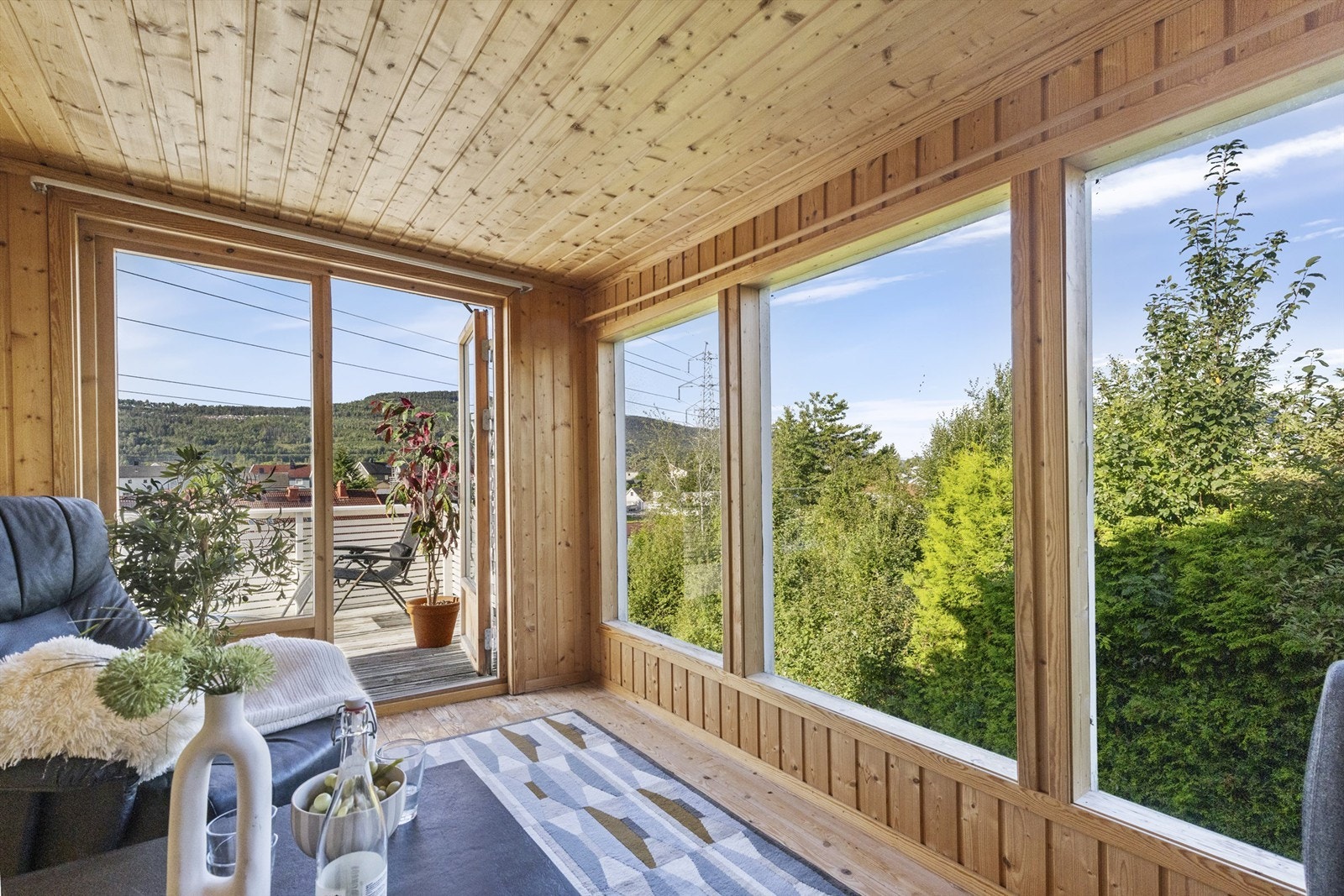 Hyggelig vinterhage på terrassen med flere store vindusflater Galleribilde