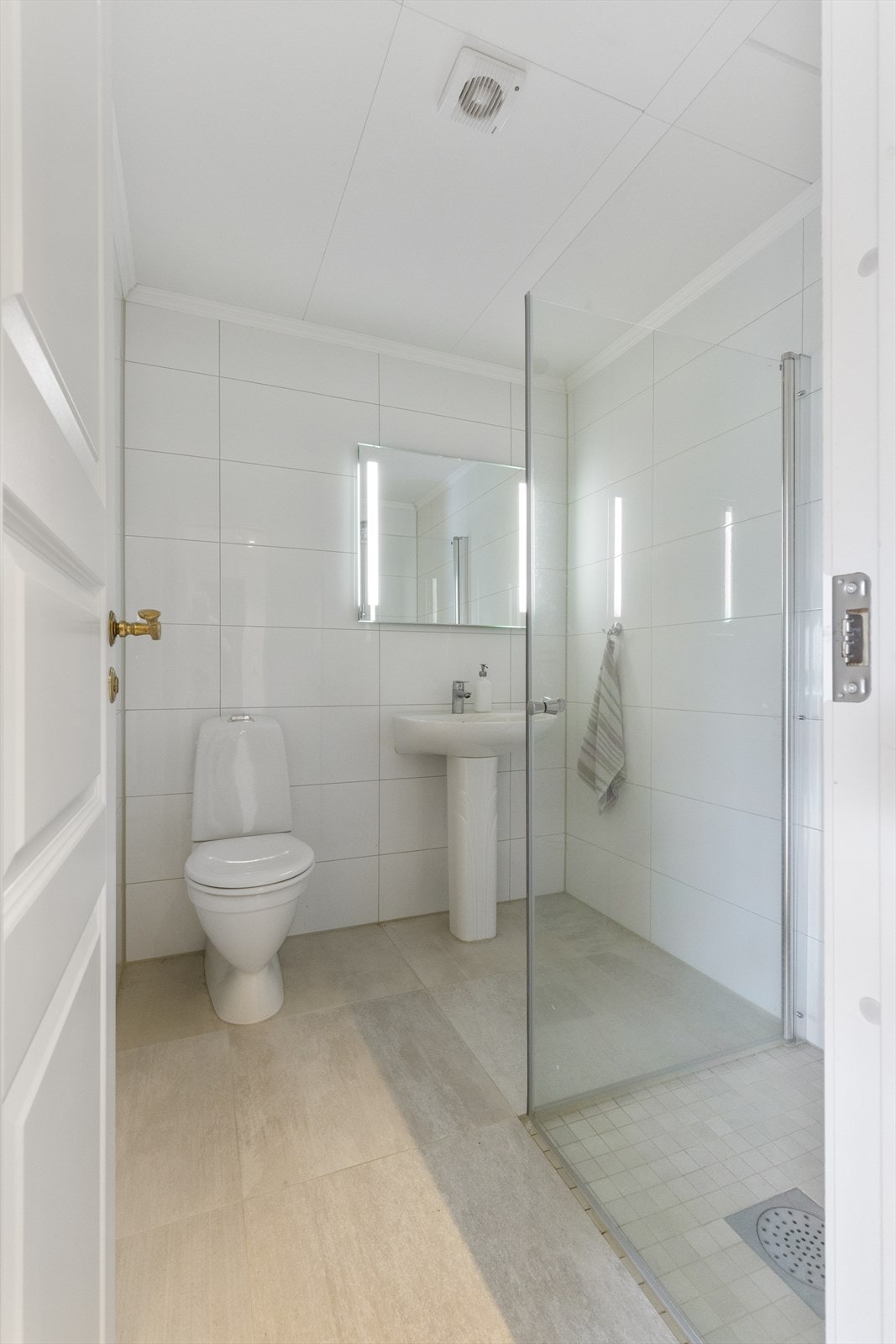 Flislagt bad fra ca. 2018 med dusjhjørne og gulvvarme Galleribilde