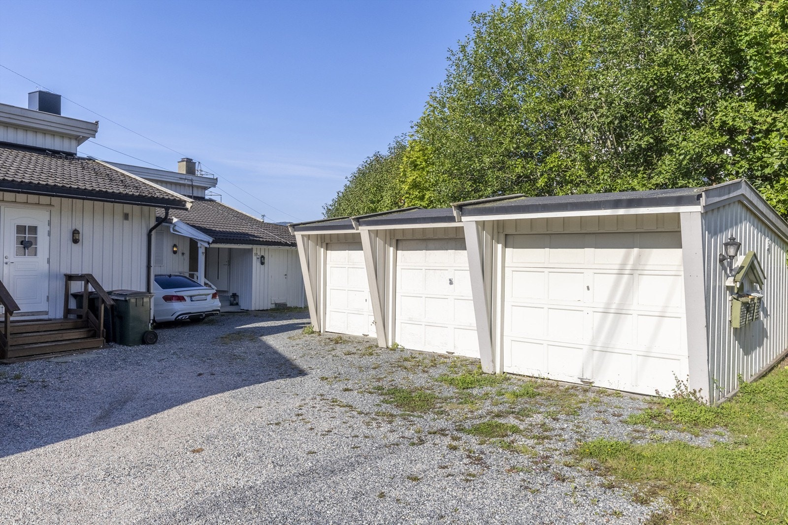 Disponibel garasjeplass i felles rekke og felles gruset gårdsplass Galleribilde