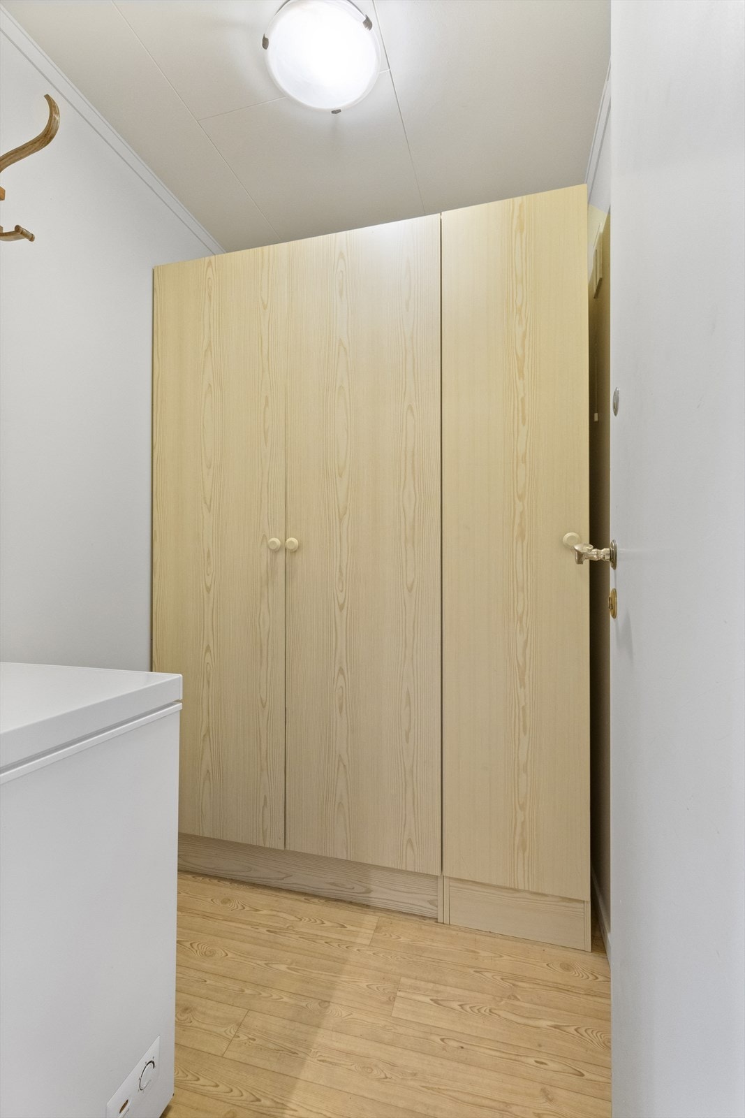 Lagringsplass i innvendig bod, delvis gulvet kaldtloft og 2 uteboder Galleribilde