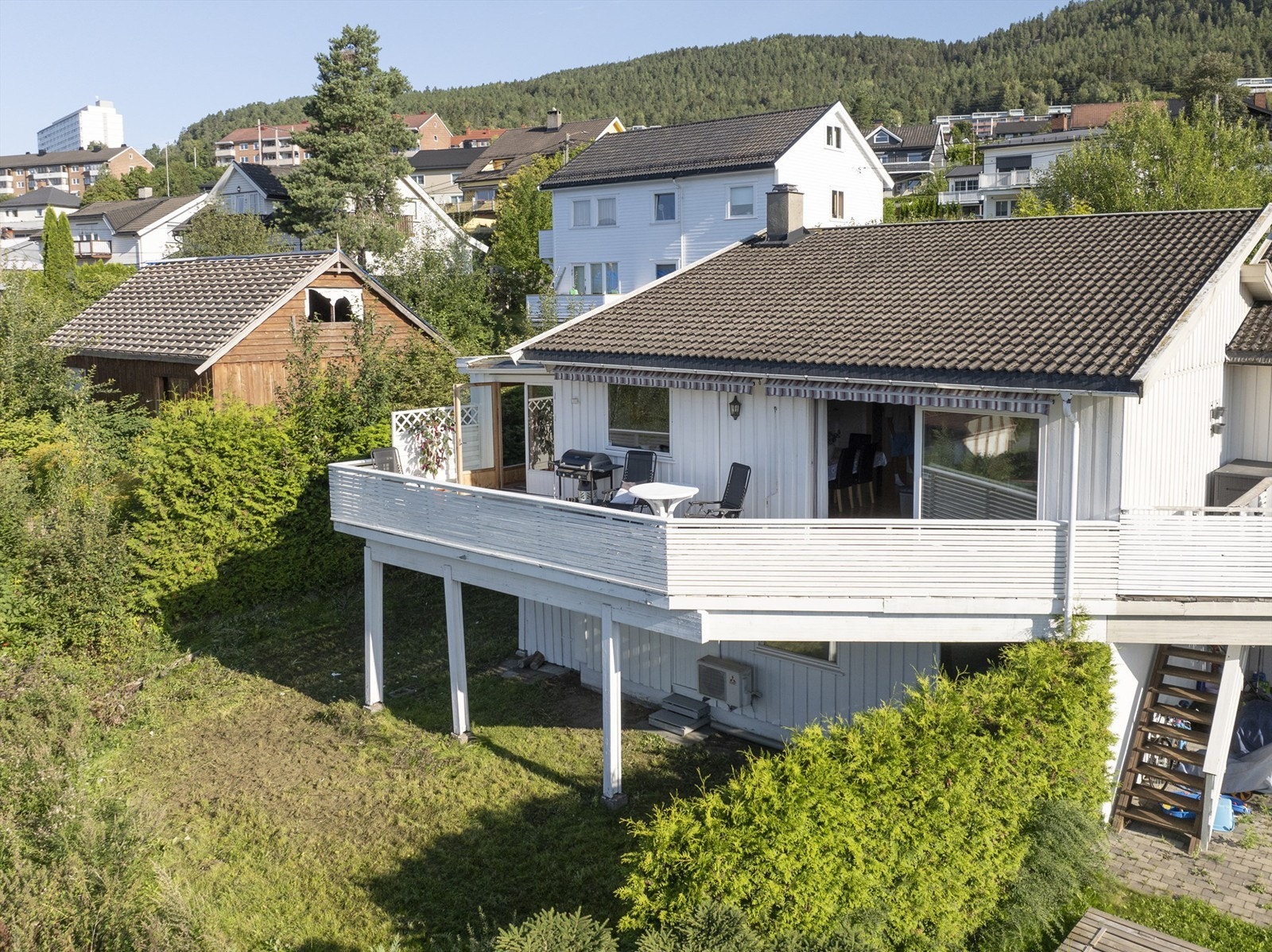 Solrik sydvendt terrasse på ca. 24 kvm med markiser og vinterhage Galleribilde