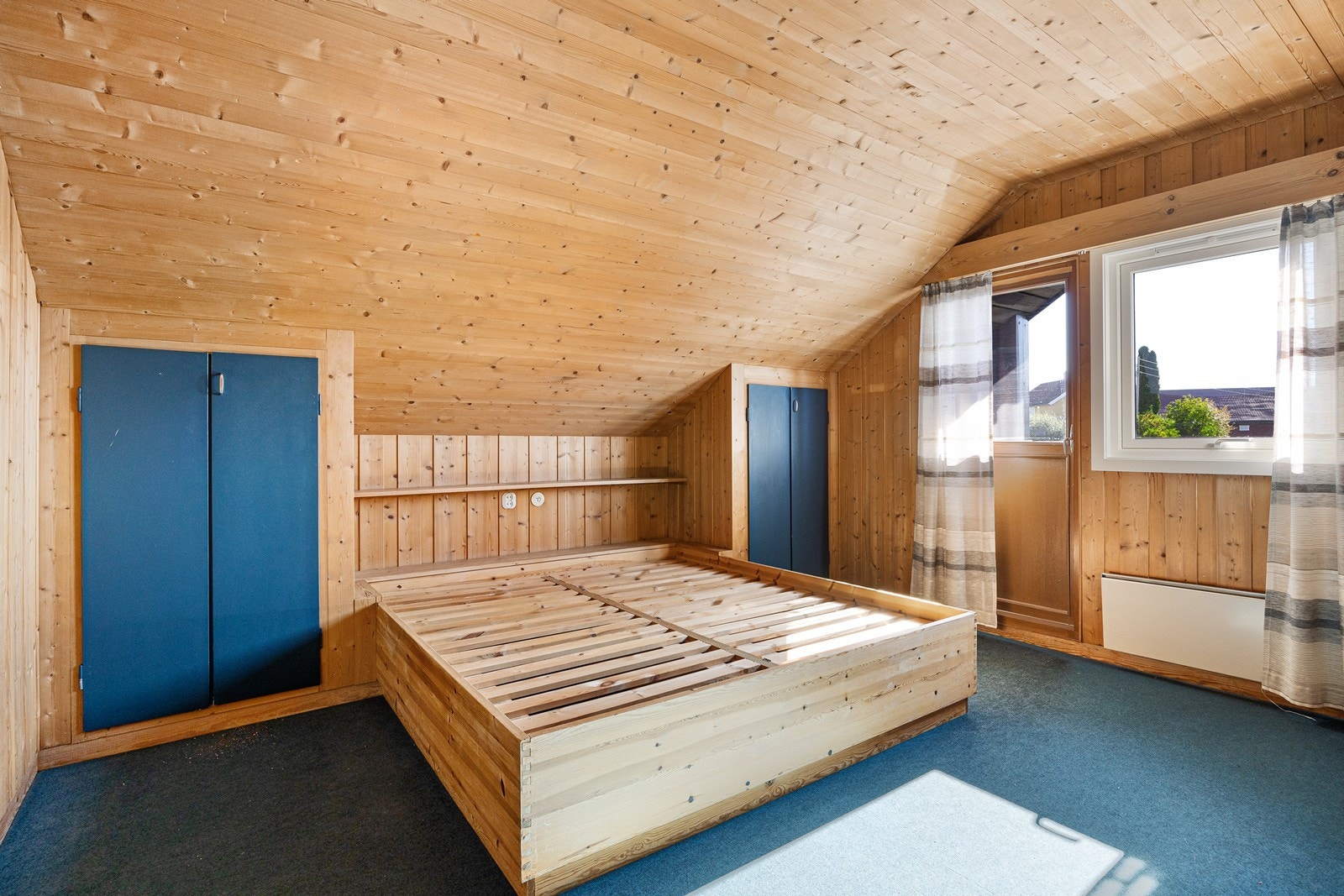 Hovedsoverom har plassbygget seng i heltre, plassbygget garderobe og adkomst ut til balkong. Galleribilde