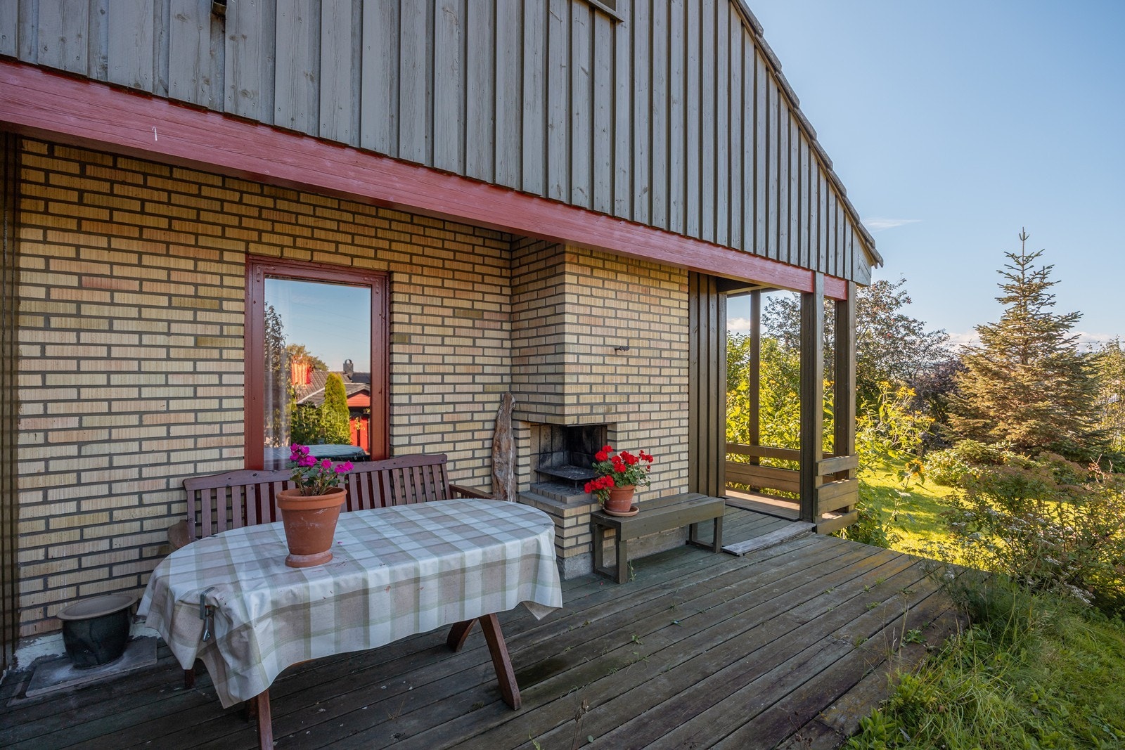 Uteplassen på fremsiden av huset har en trivelig utepeis. Galleribilde