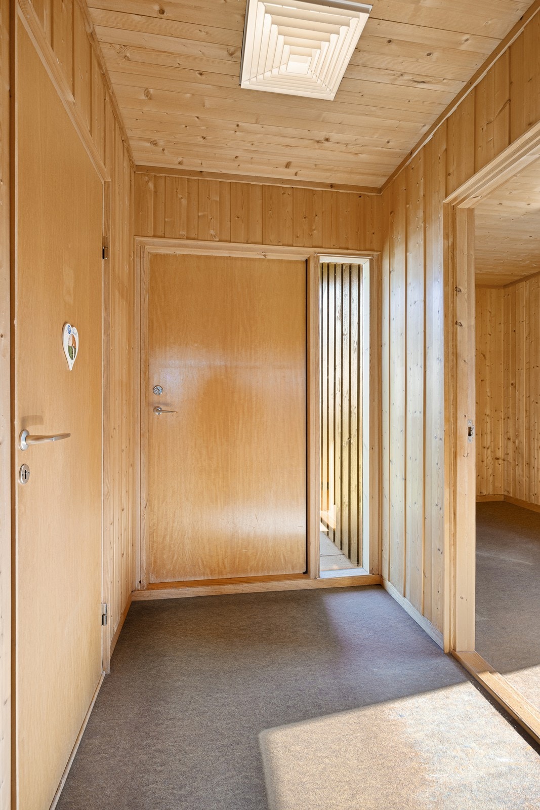 Innenfor hovedinngangen er det entré med adkomst til gjesterom, wc og gang. Galleribilde