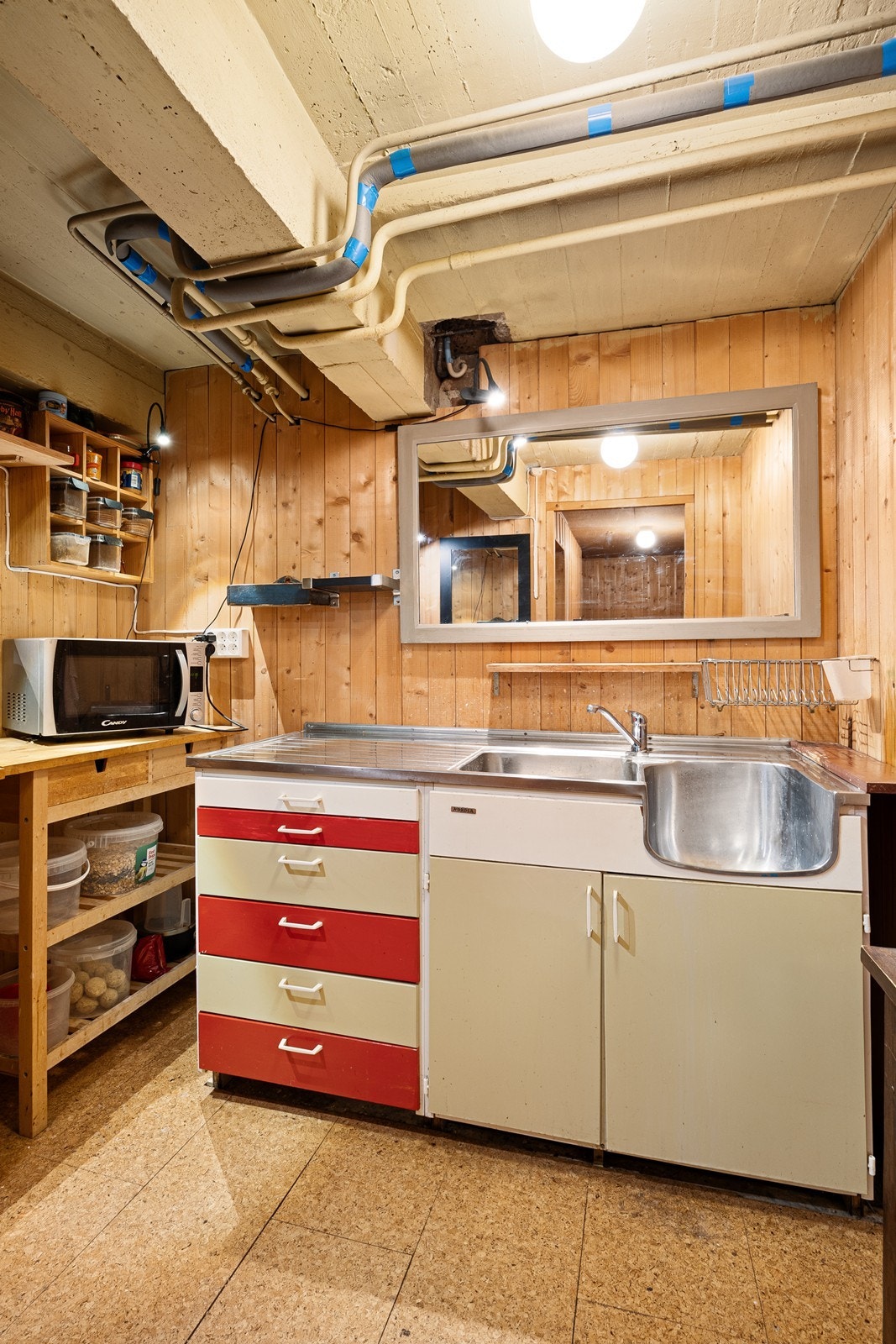 I kjelleren er det satt opp et enkelt hybelkjøkken. Rommet er ikke godkjent til varig opphold. Galleribilde