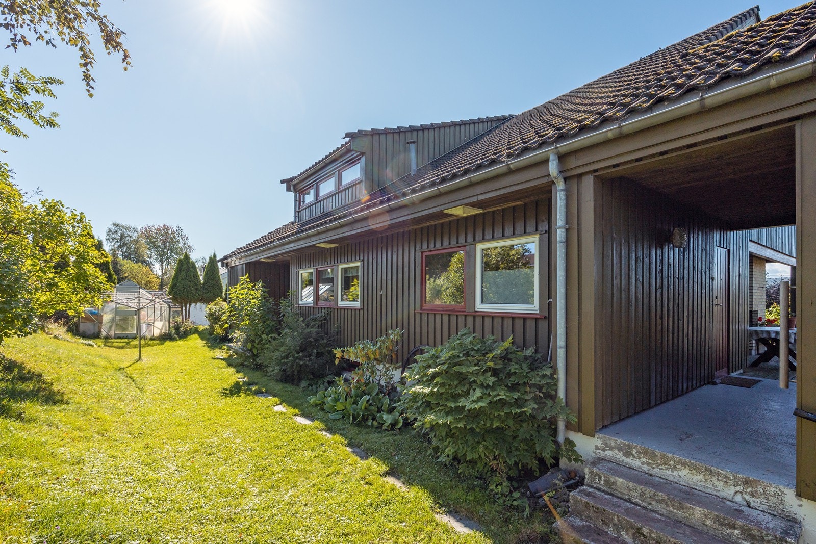 Boligens inngangsparti er praktisk overbygget med tak. Galleribilde