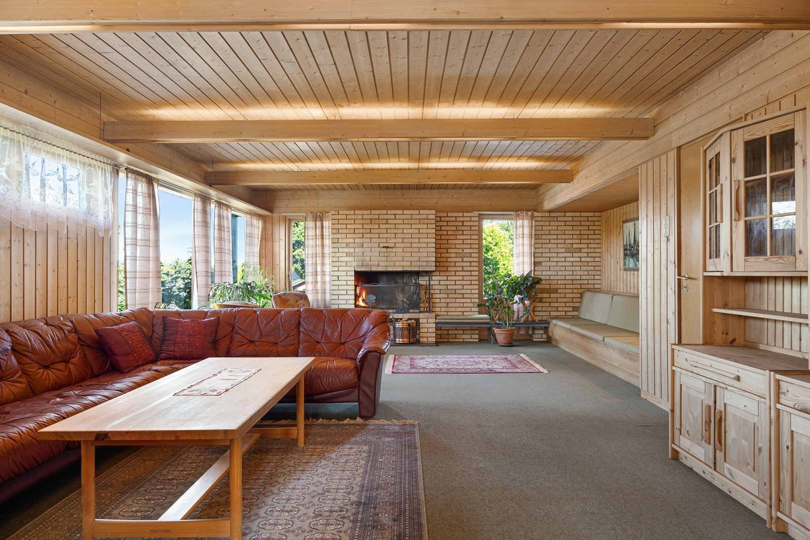 Innerste veggen i dagligstue er kledd med tegl og har en massiv gruepeis. Galleribilde