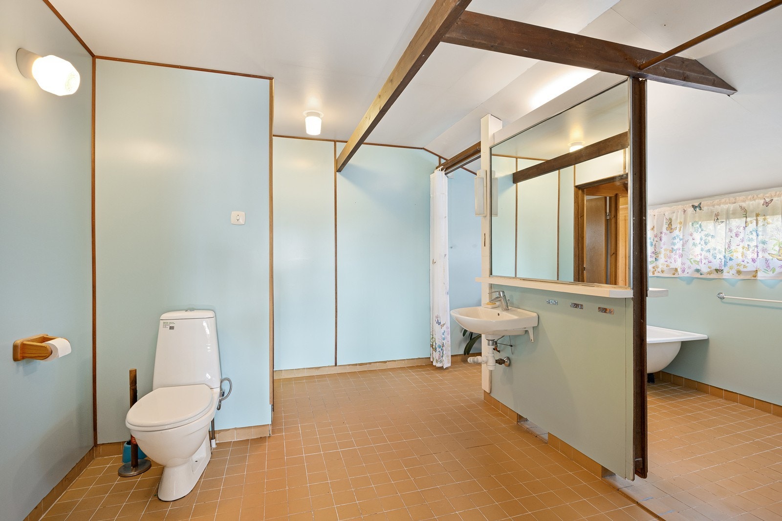 Badet i 2. etasje er romslig. Galleribilde