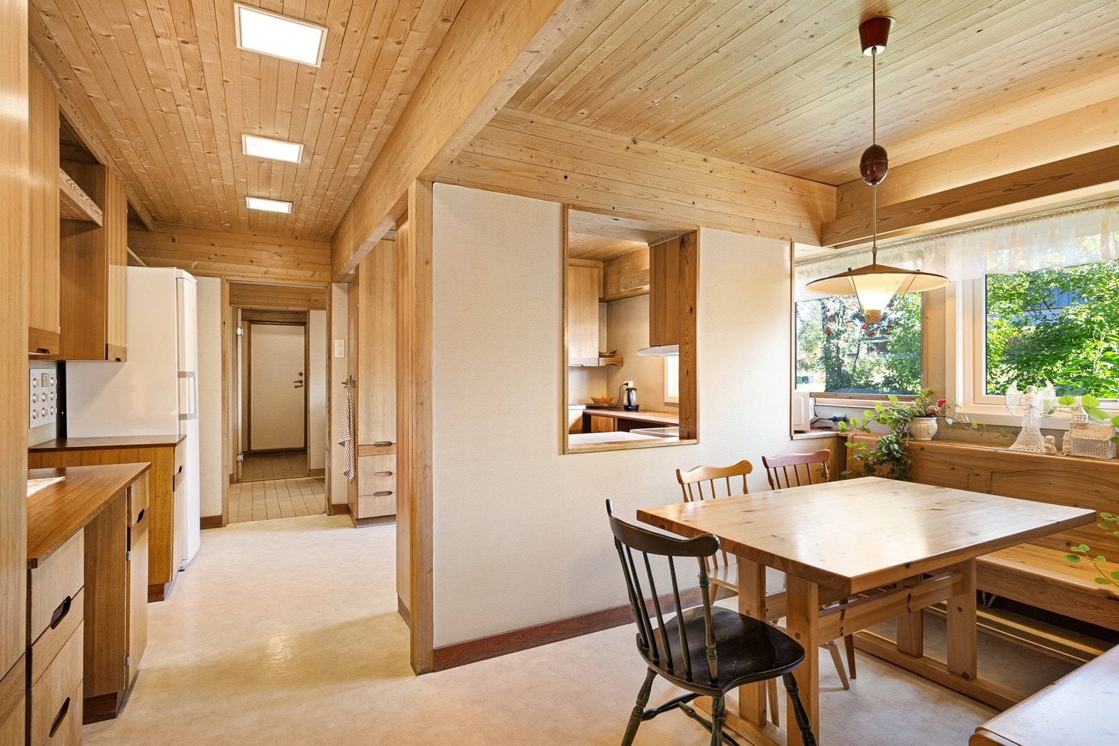 Kjøkkenet ligger i første etasje og er et stort rom med egen sone for spisebord. Galleribilde