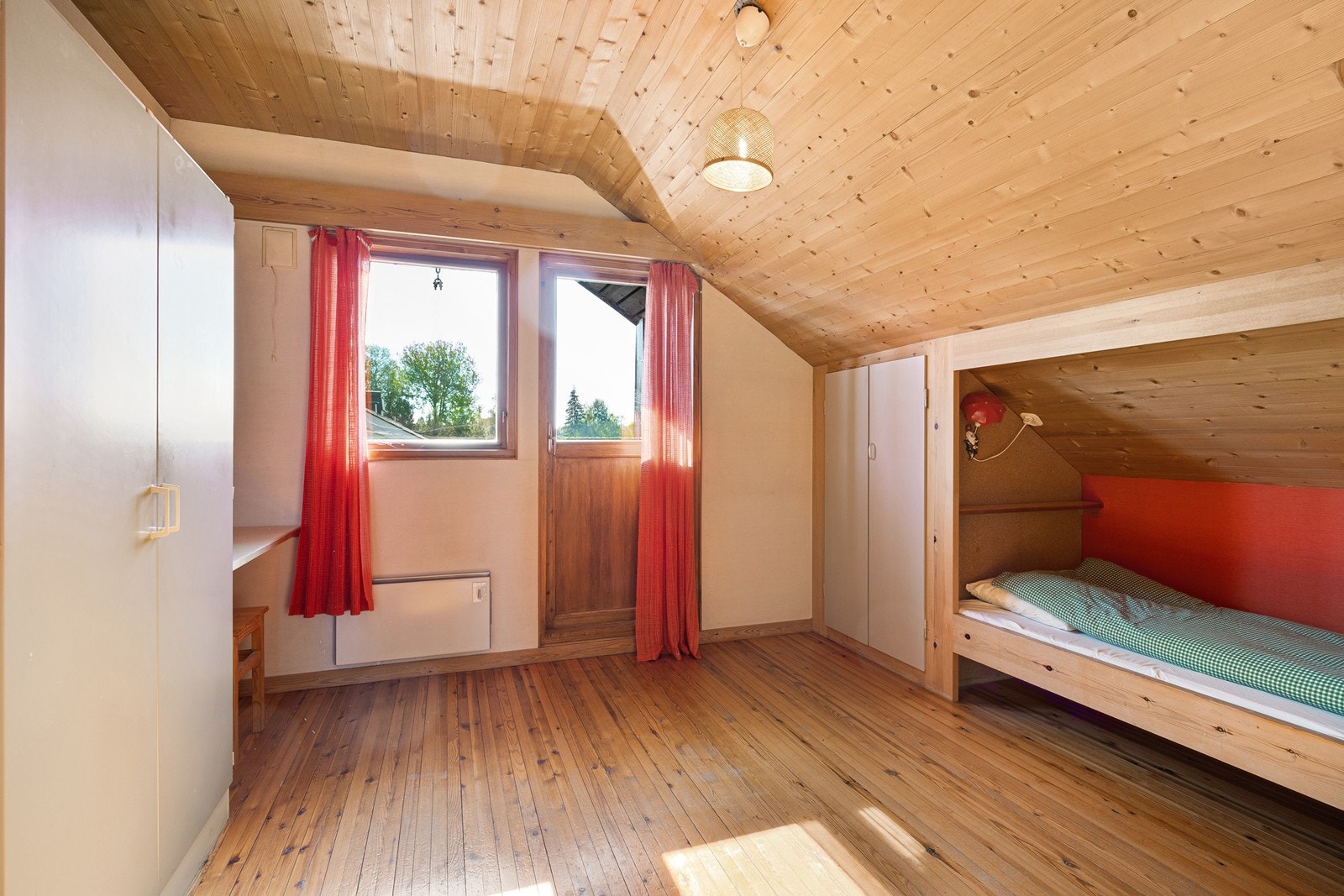 Soverom 5 har plassbygget seng, garderobe, kontorplass og adkomst ut til balkong. Galleribilde