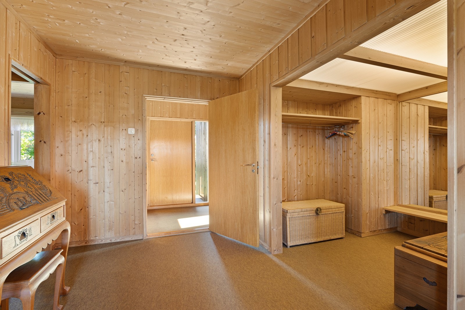 Fra entreen kommer man videre inn til romslig gang med oppbevaring av ytterklær. Galleribilde