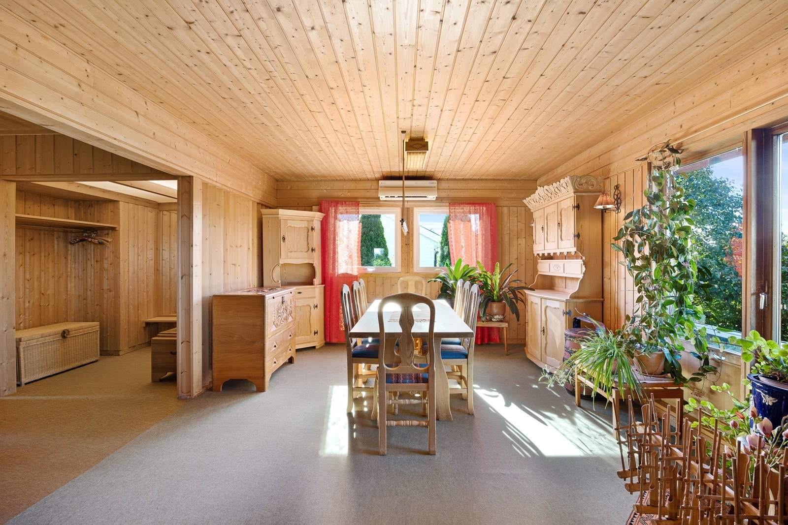 Inne i spisestuen er det god plass til spisestuemøbel med plass til hele familien. Galleribilde