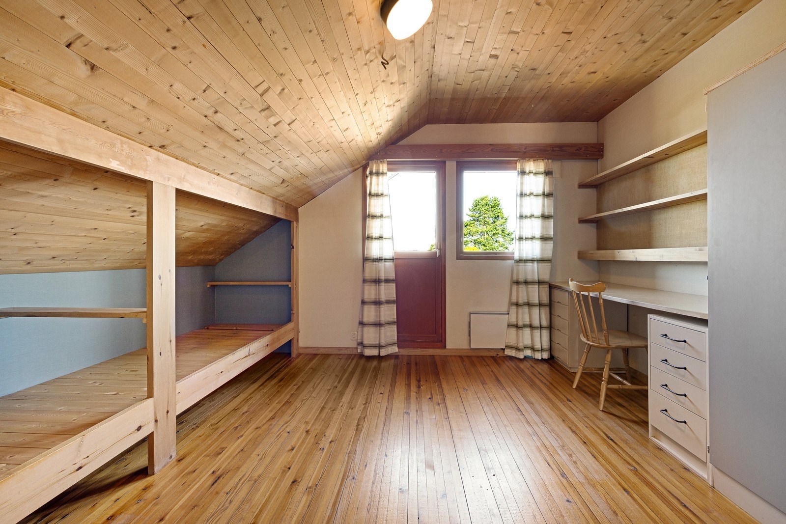 Boligens 2. soverom ligger i 2. etasje og har plassbygget seng og kontorløsning. Galleribilde