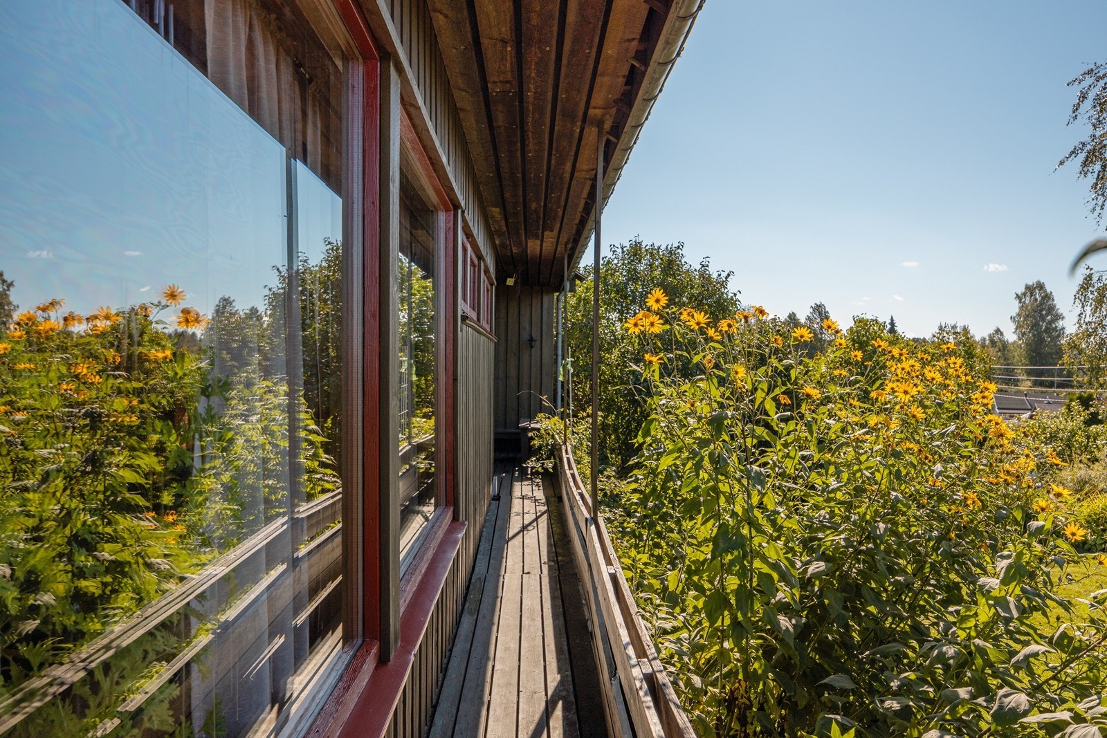 Ved langsiden av huset er den en lang balkong som avsluttes med en plassbygget sittegruppe. Galleribilde