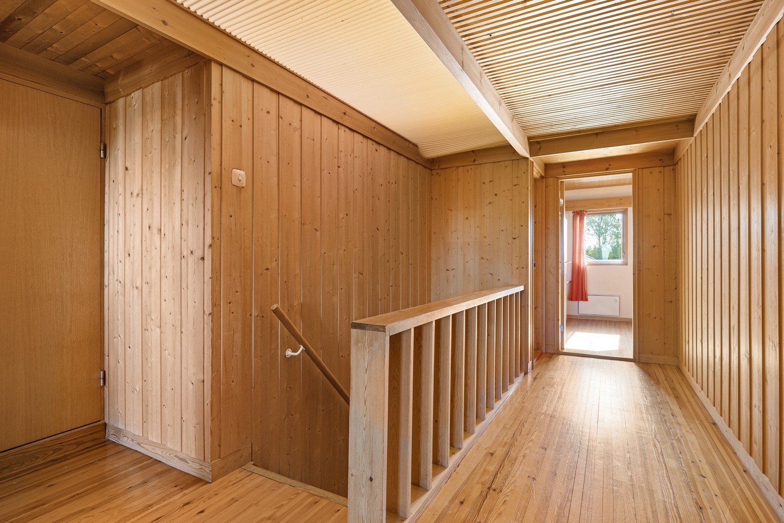 I boligens 2. etasje er det en romslig gang, 4 gode soverom, garderobe og et bad av fin størrelse. Galleribilde