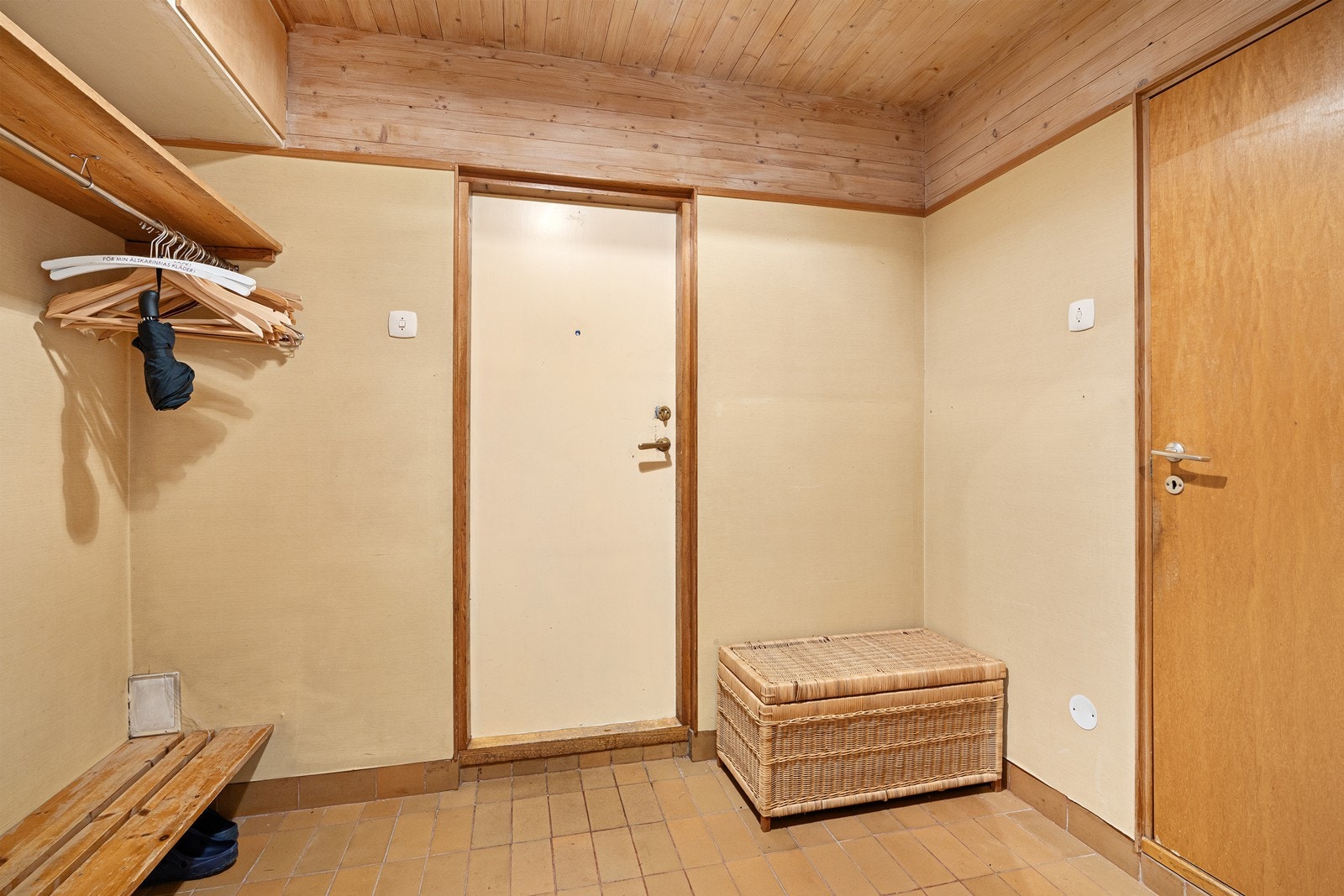 Grovinngang har både bad og vaskerom vegg i vegg. Praktisk for barnefamilier. Galleribilde