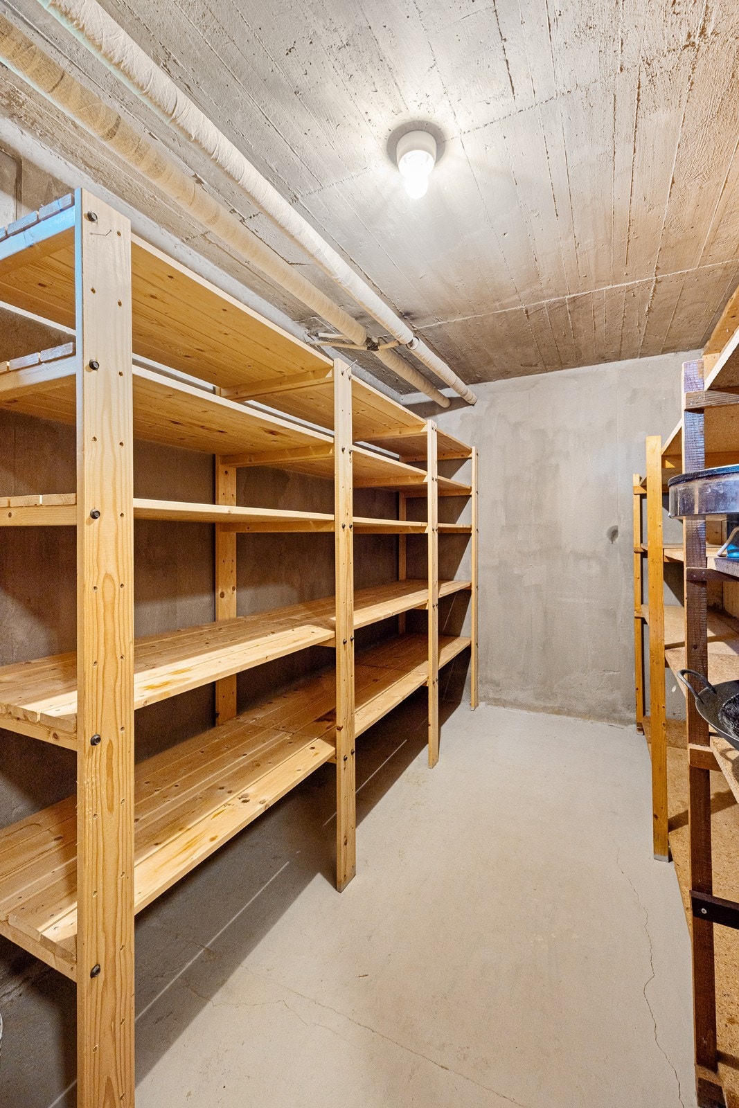 Kjelleren har en romslig bod. Galleribilde