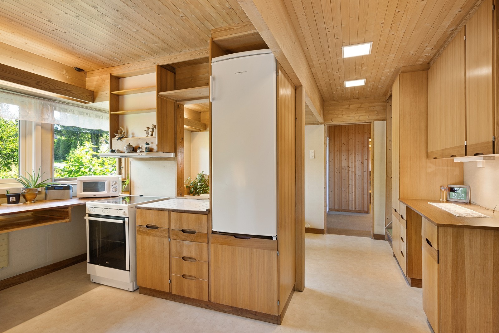 Kjøkkenet har ellers nisje for kjøleskap, opplegg for oppvaskmaskin og over nisje for komfyr er det montert ventilator med avtrekk ut. Galleribilde