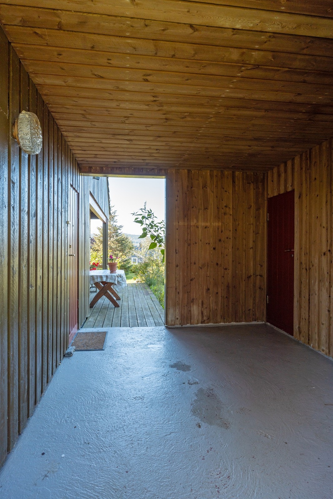 Taket over inngangspartiet knytter loft over garasjen sammen med huset. Galleribilde