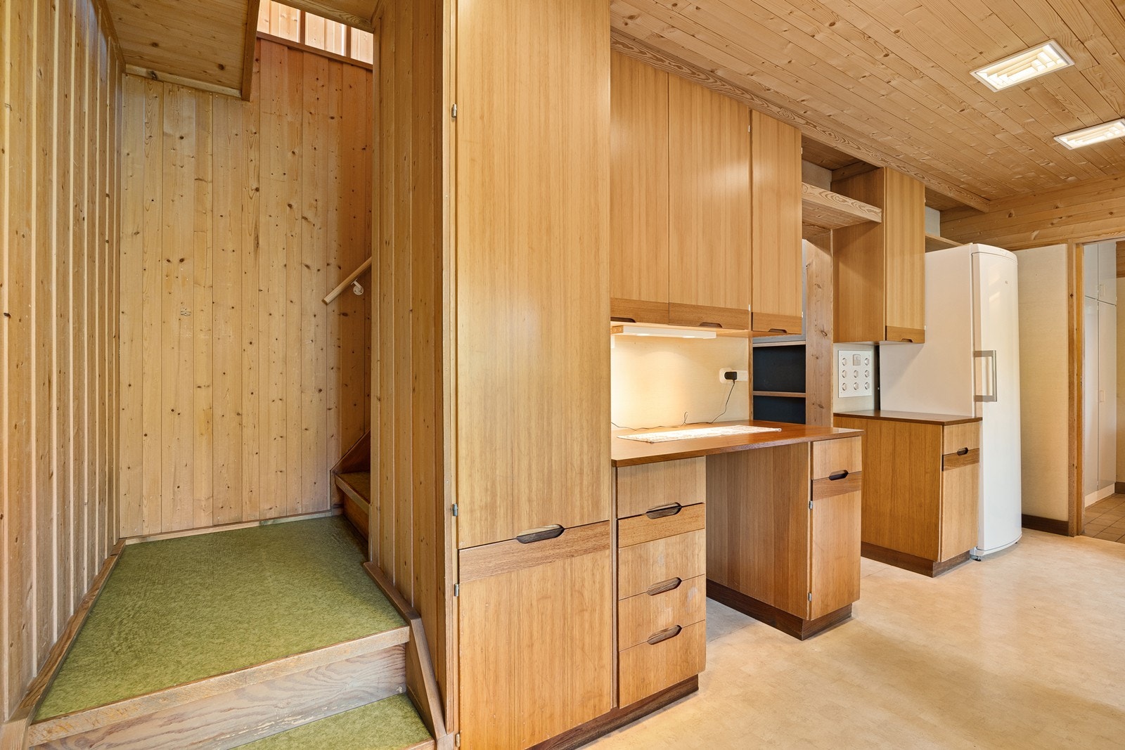 Fra kjøkkenet er det trapp opp til boligens 2. etasje. Galleribilde