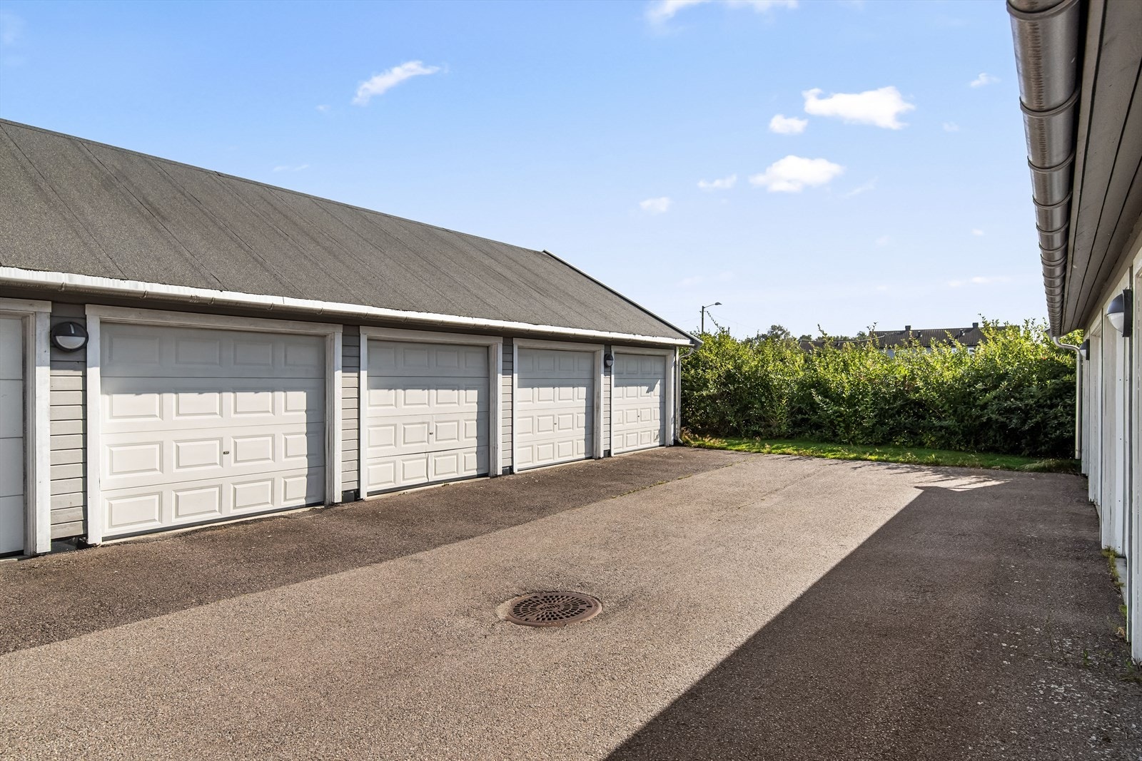 Bilen kan parkeres i egen garasje som medfølger salget. Denne har også en tilhørende bod i bakkant. Galleribilde