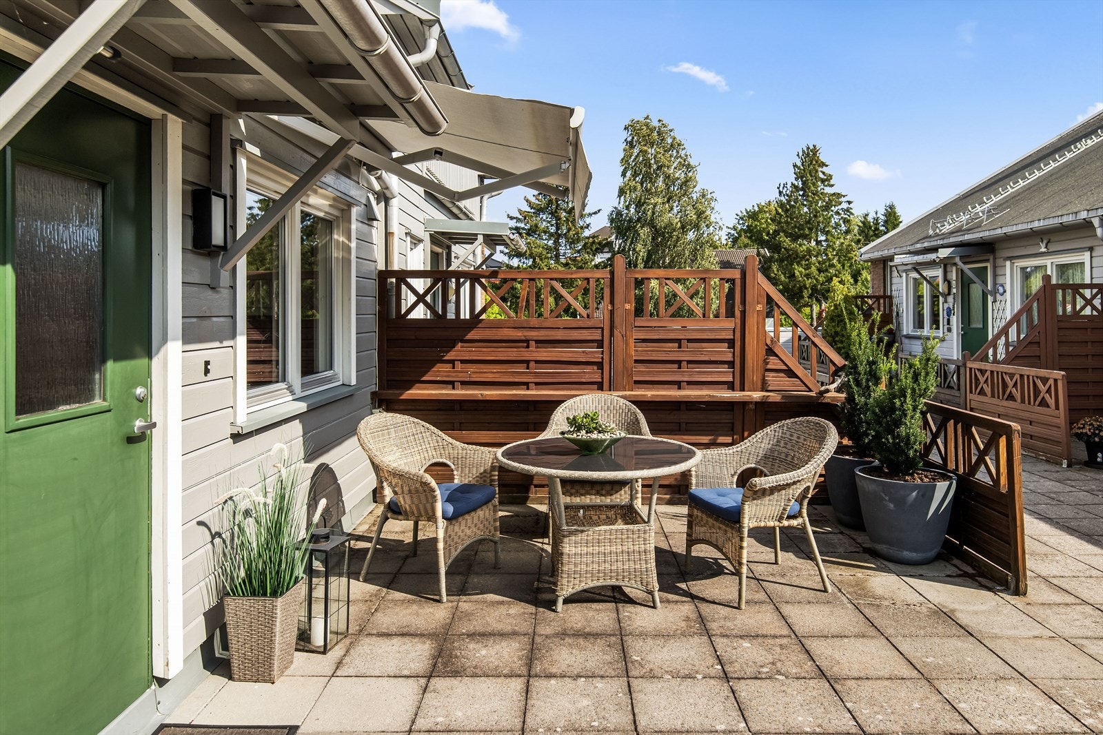 Her er det svært gode solforhold store deler av dagen samt fint plass til ønskelig utemøblement som sittegrupper og hyggelig beplantning. Galleribilde