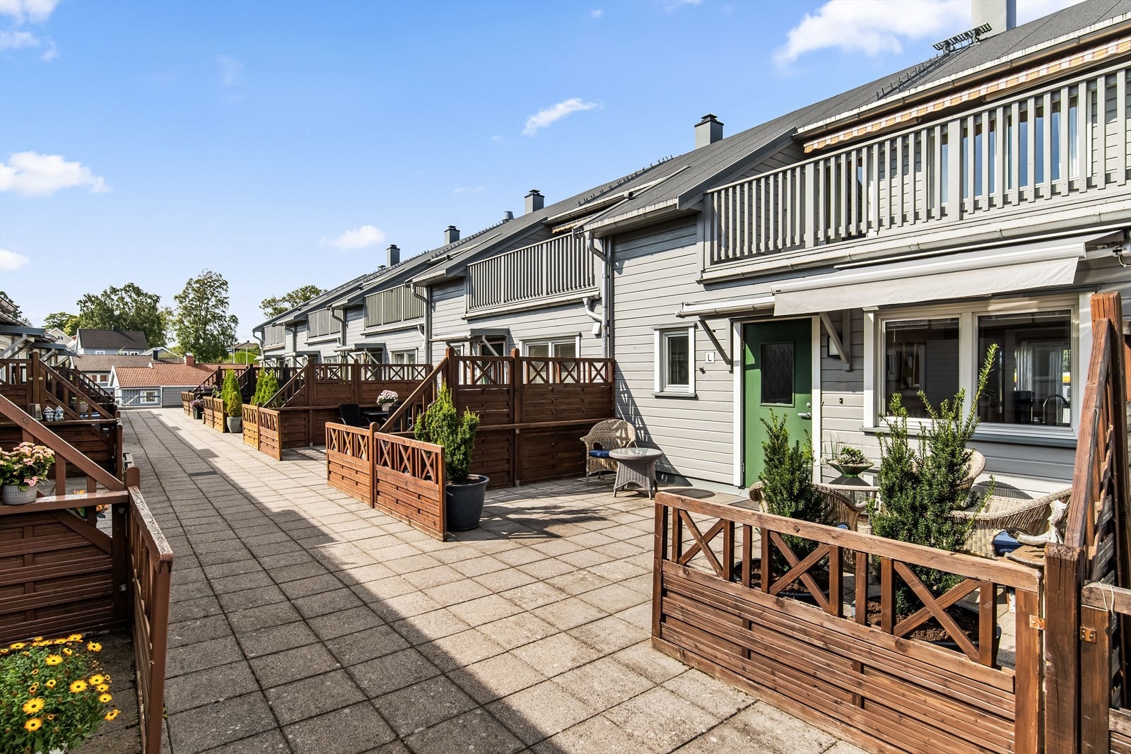 Det er to romslige, solrike og flotte uteplasser tilhørende boligen Galleribilde