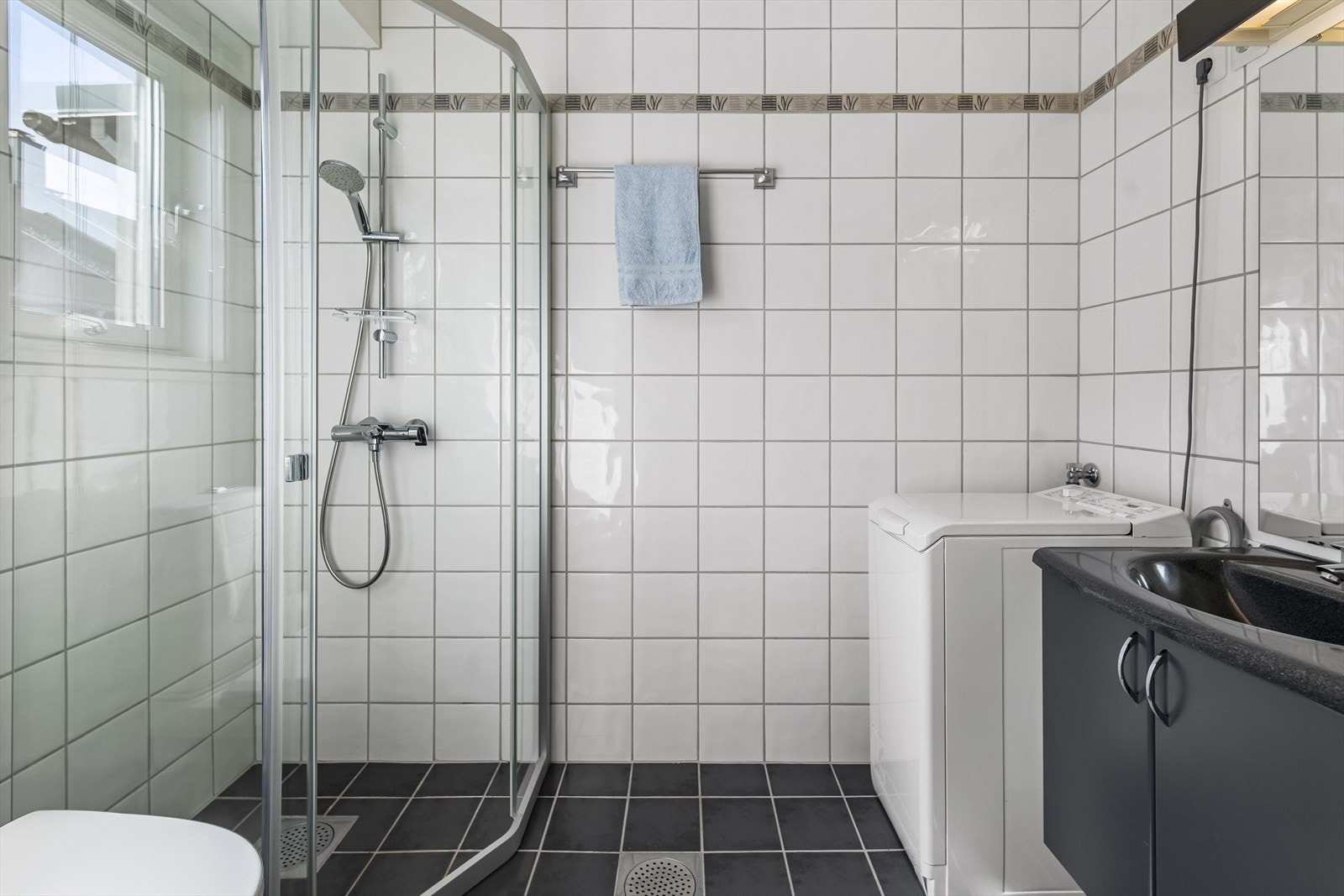 Baderommet på hovedplan er pent flislagt med varmekabler i gulvet. Her er det nyere toalett og dusjvegger. Vaskemaskin medfølger i salget. Galleribilde