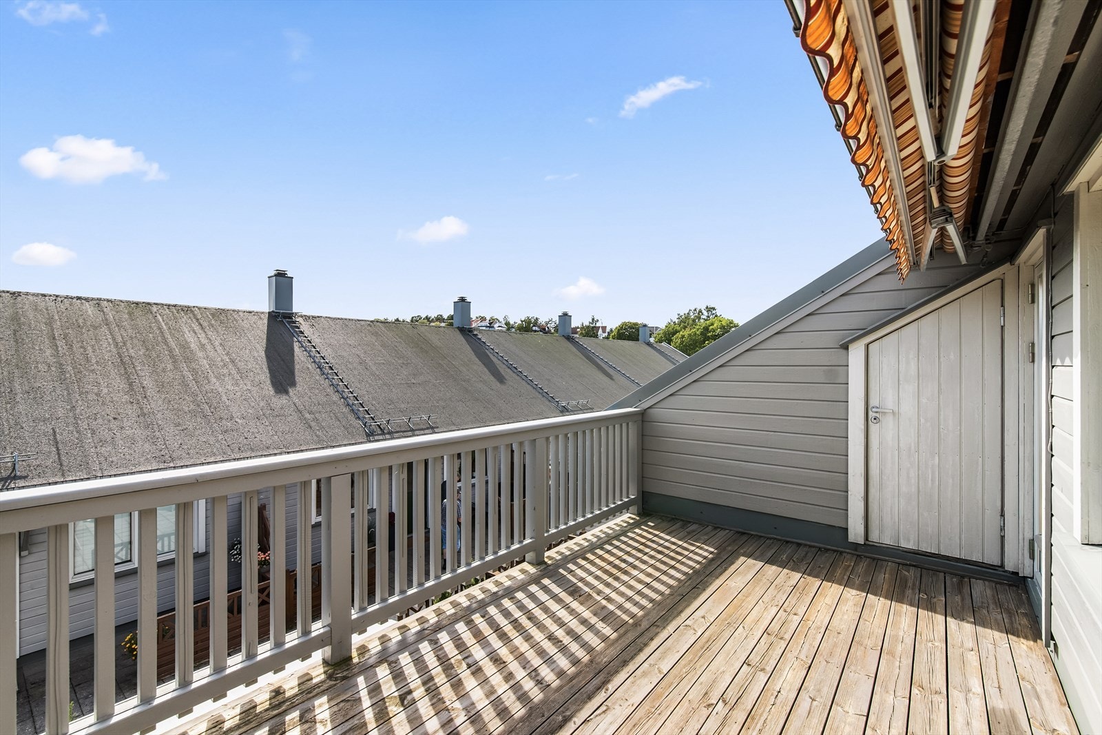 Den er opparbeidet på dekke av tre og pent innrammet med rekkverk. Markise kan trekkes ut for ekstra skjerming og det er adkomst til praktisk lagringsbod i enden. Galleribilde