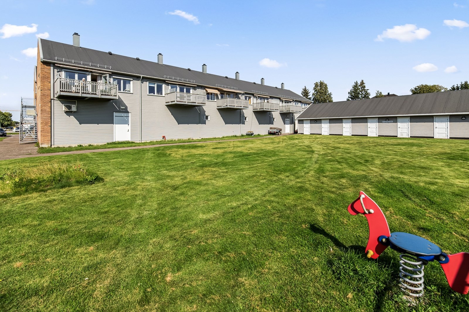 Baksiden av tomten er pent opparbeidet med felles grøntareal. Galleribilde