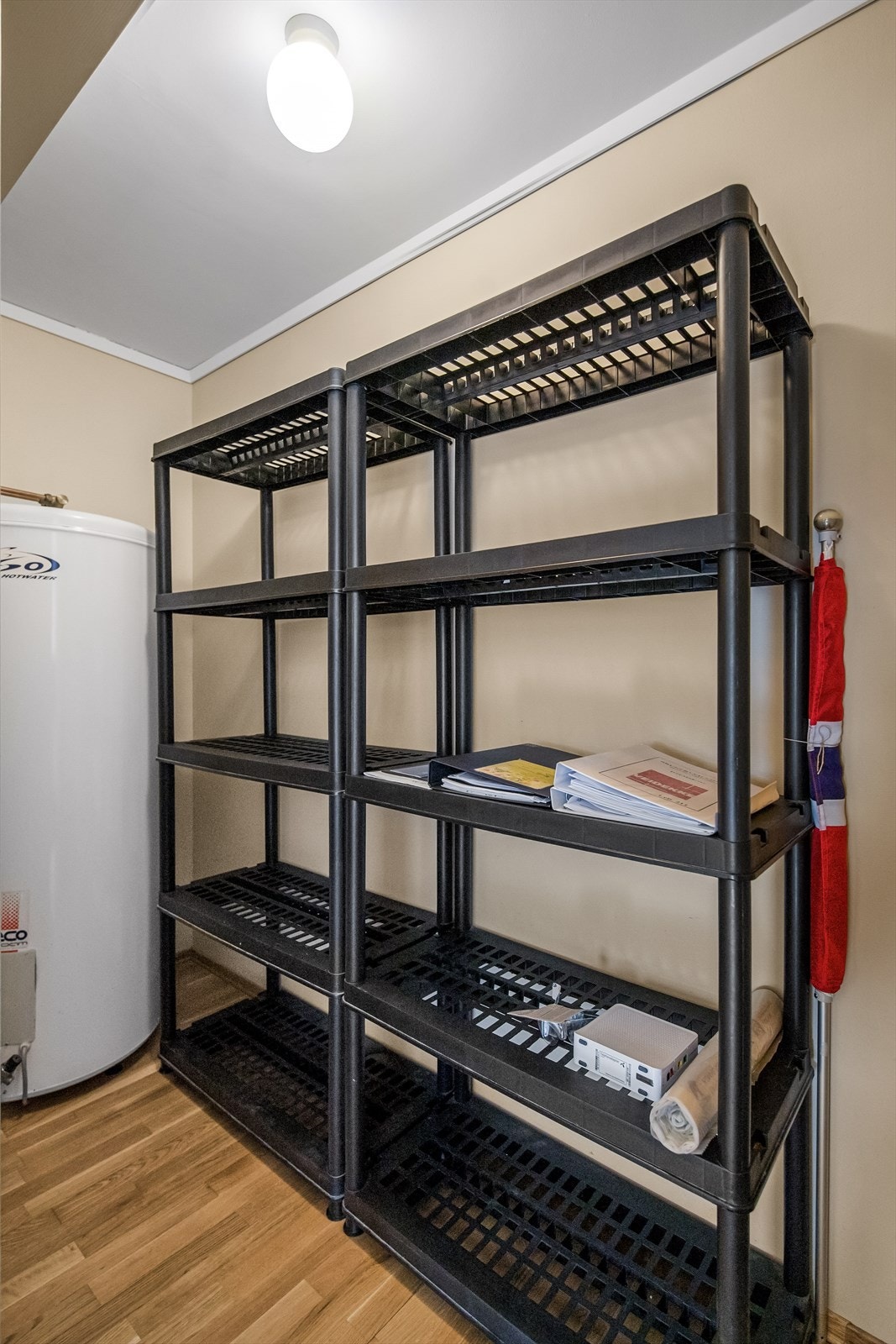 På hovedplan er det også en praktisk bod / teknisk rom hvor boligens varmtvannsbereder på ca. 300 liter er plassert. Galleribilde