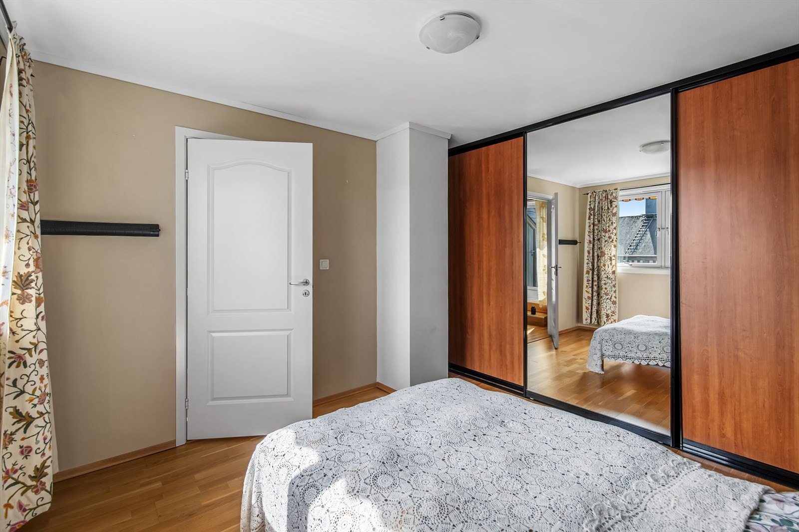 Rommet benyttet som hovedsoverom har god plass til seng med tilhørende møblement og er utstyrt med en stor skyvedørsgarderobe med speilfront. Galleribilde