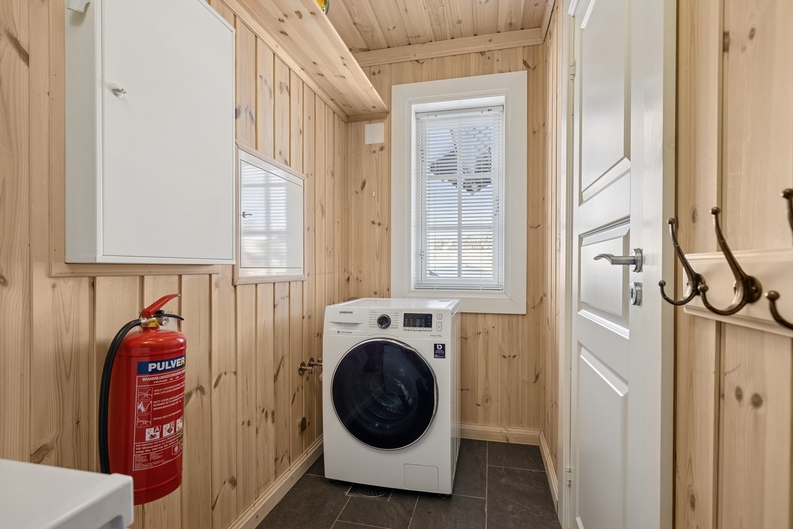 Rett inn av døren finner du et smart garderoberom, her har du god plass og gode muligheter til oppbevaring av både yttertøy og sko. Her er også også strømskap plassert. Galleribilde