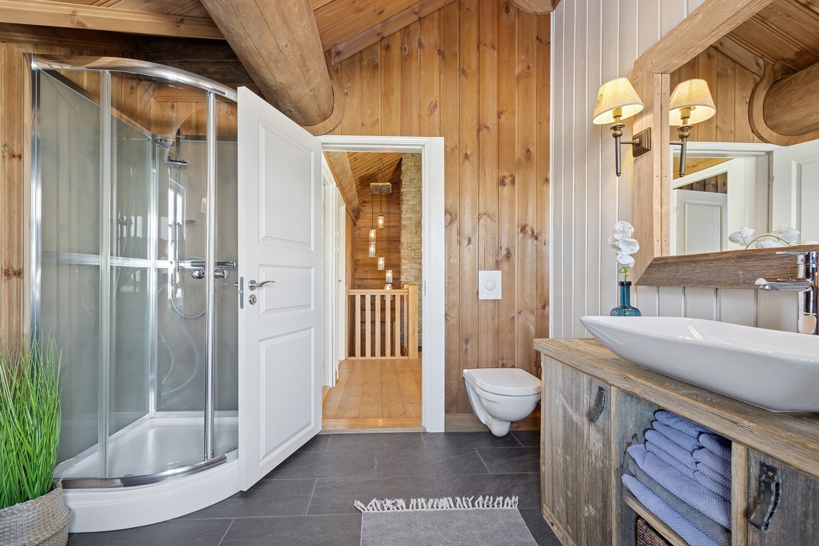 Det andre badet finner du i 2 etasje. Også dette badet er meget romslig, her har du lekker baderoms-innredning, vegghengt toalett, dusjkabinett og badekar Galleribilde