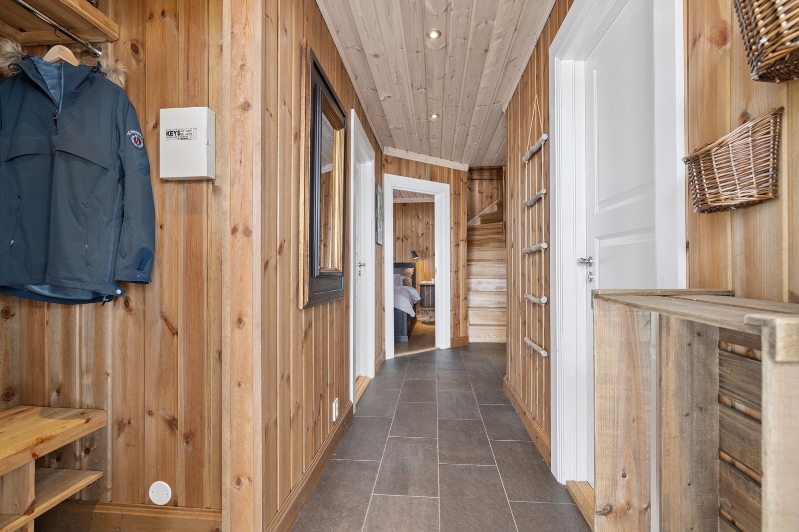 Gangen er av god størrelse og med god plass til å henge fra seg. Galleribilde