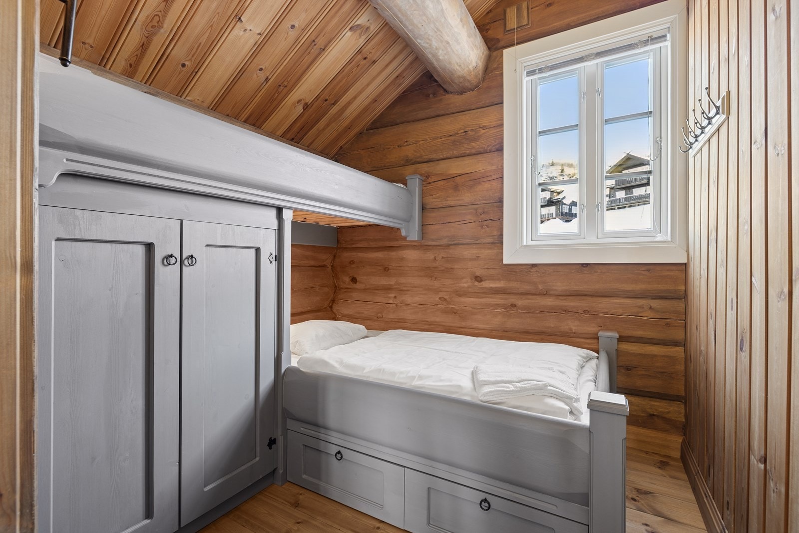 Også soverom nummer tre i hyttas andre etasje har denne smarte løsningen. Galleribilde