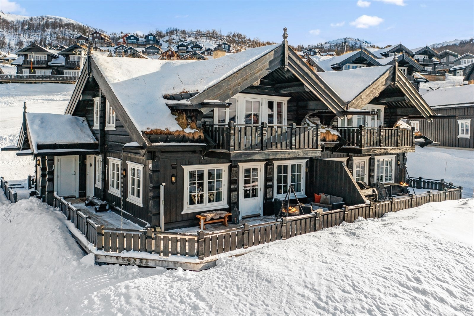 Denne herlige hytta har alt hva du trenger på fjellet og litt til. Hytta er bygd i 2014 og har god standard
og særdeles gode romløsninger Galleribilde