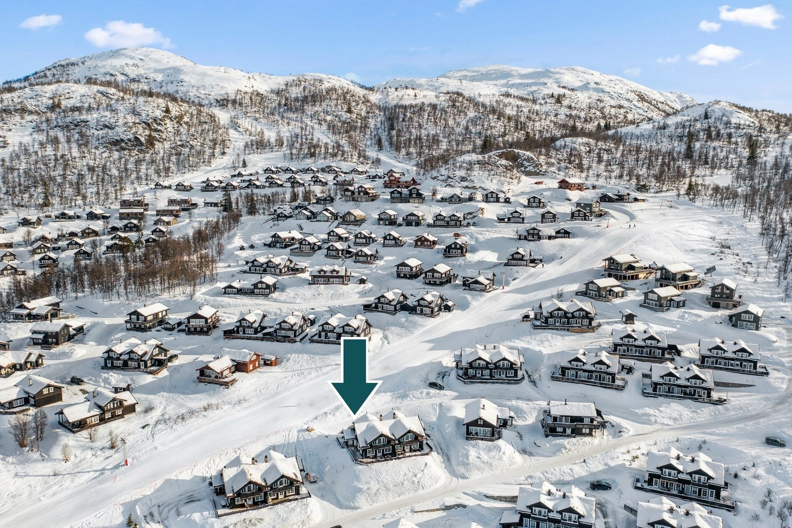 Hytta ligger perfekt til i et rolig område, men midt i bakken. Galleribilde