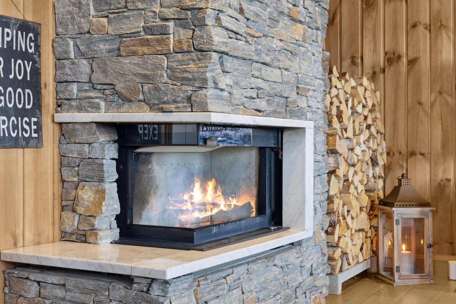 Lekker peisovn, fint plassert i stuen. Galleribilde